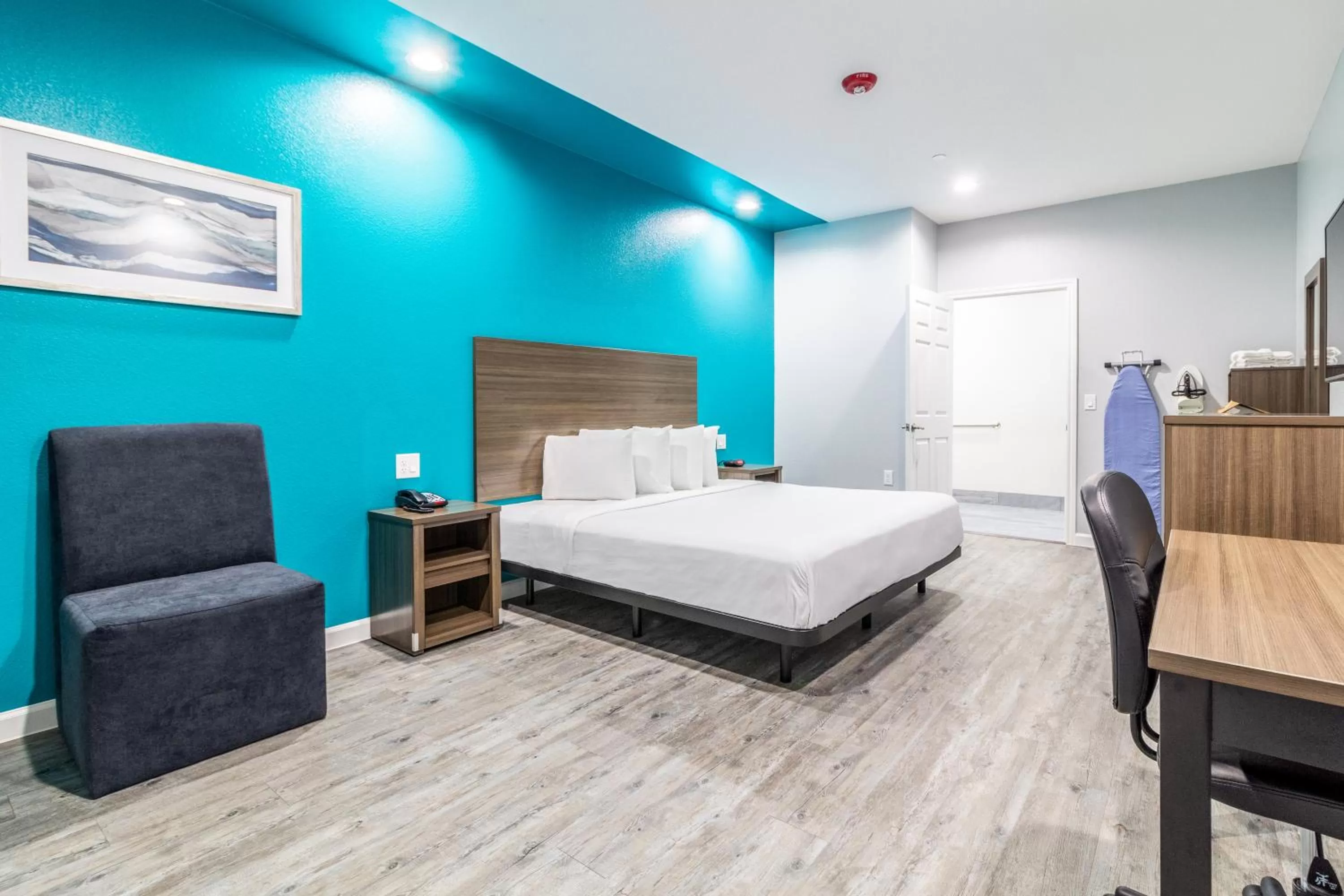 Bed in Americas Best Value Inn & Suites Kingwood IAH Airport