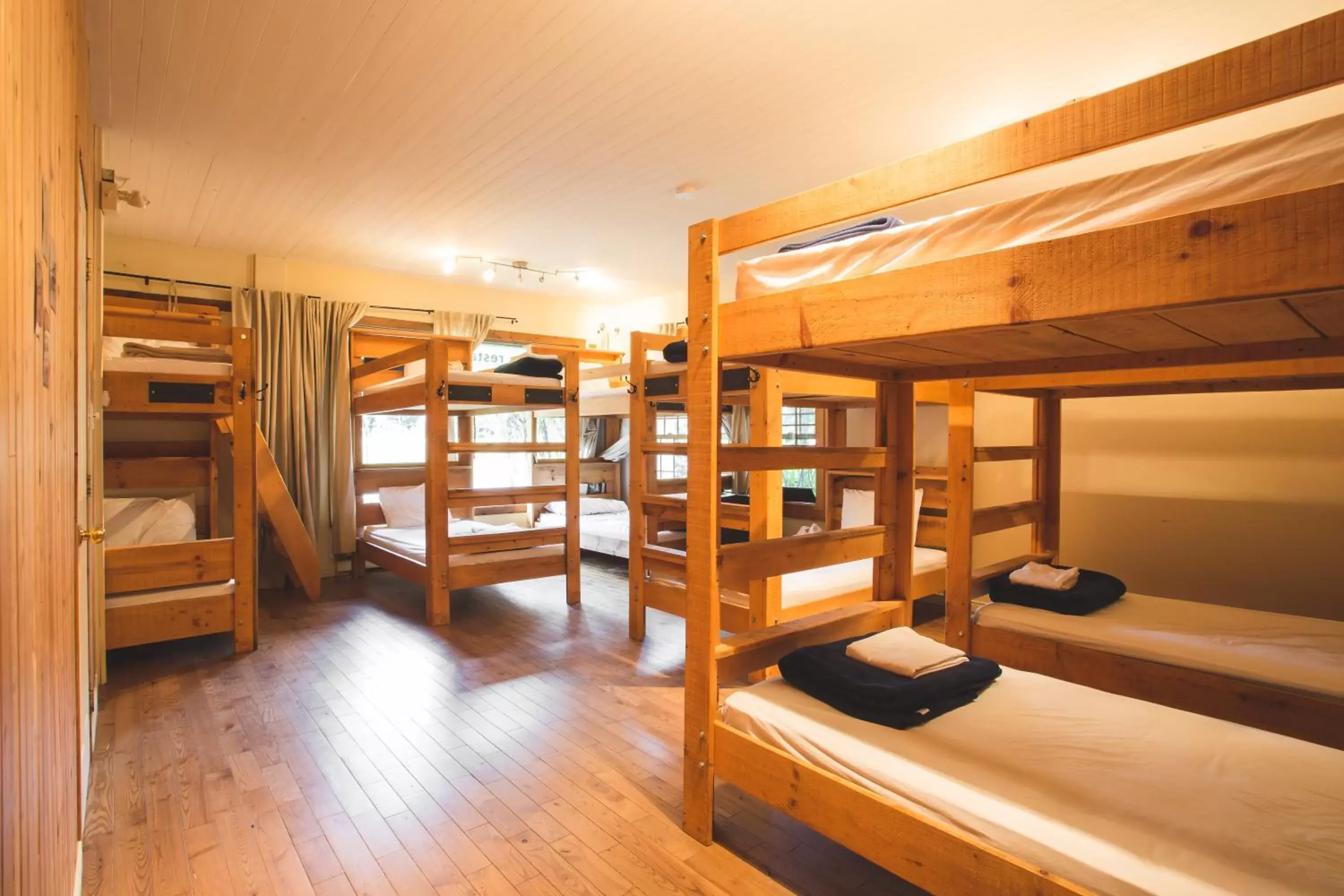 Day, Bunk Bed in Auberge Micro-Brasserie Le Baril Roulant