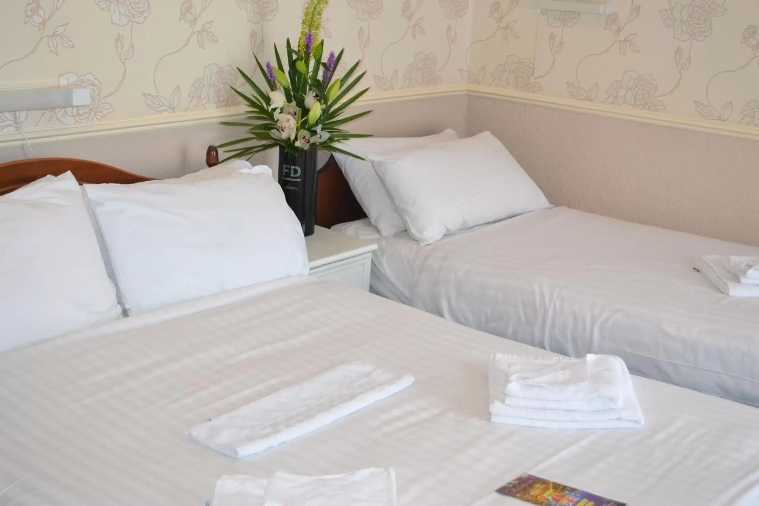 Bedroom, Bed in Lyndene Hotel