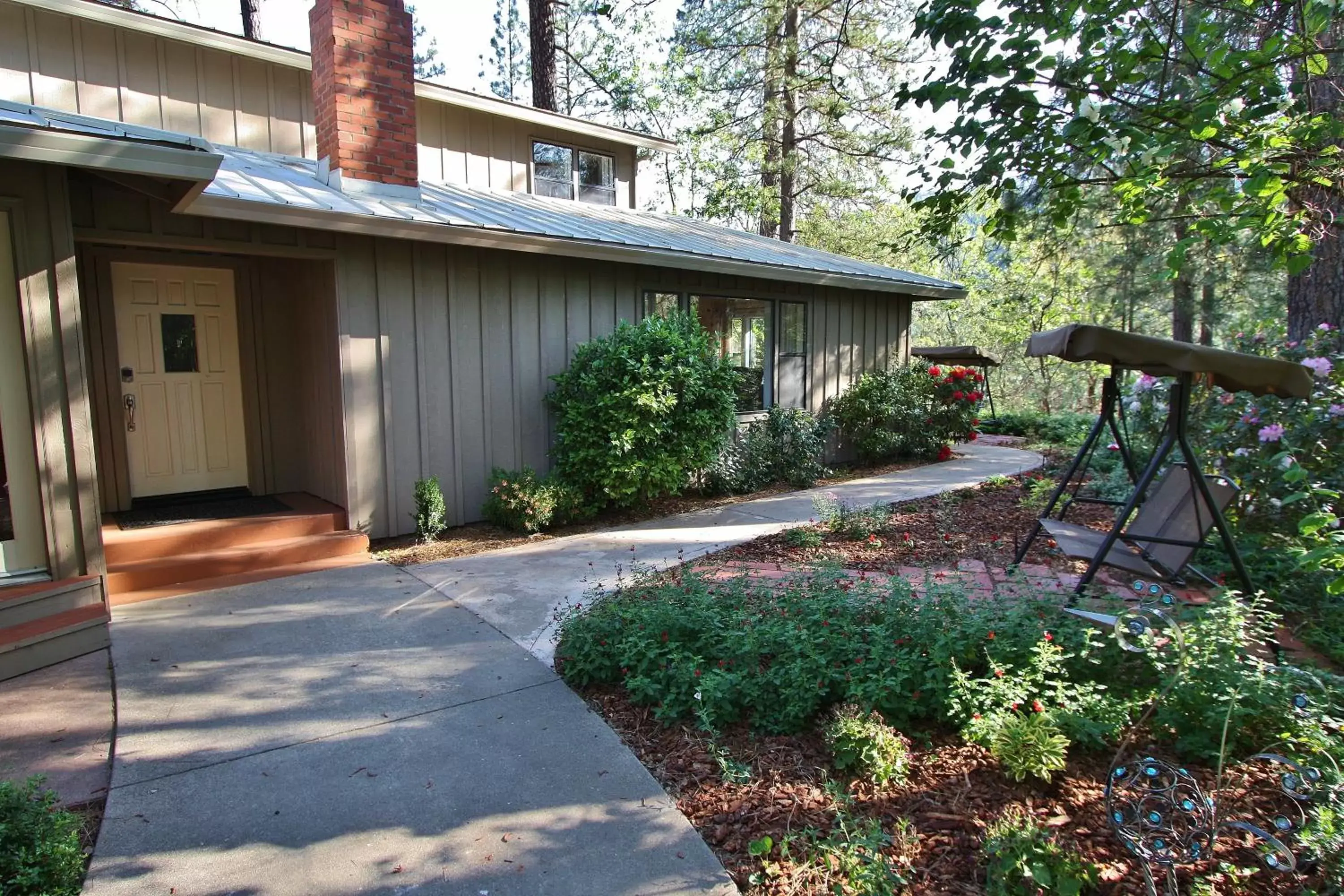 Facade/entrance, Property Building in The Inn at Shasta Lake