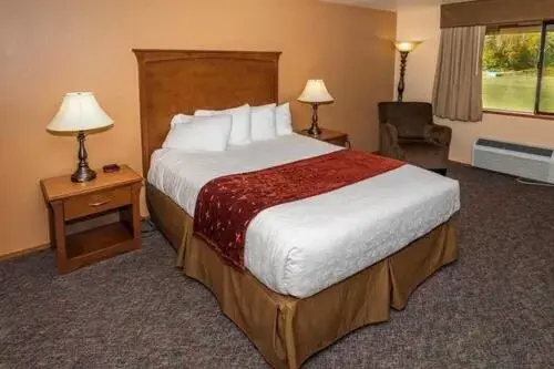 Bed in Cowlitz River Lodge