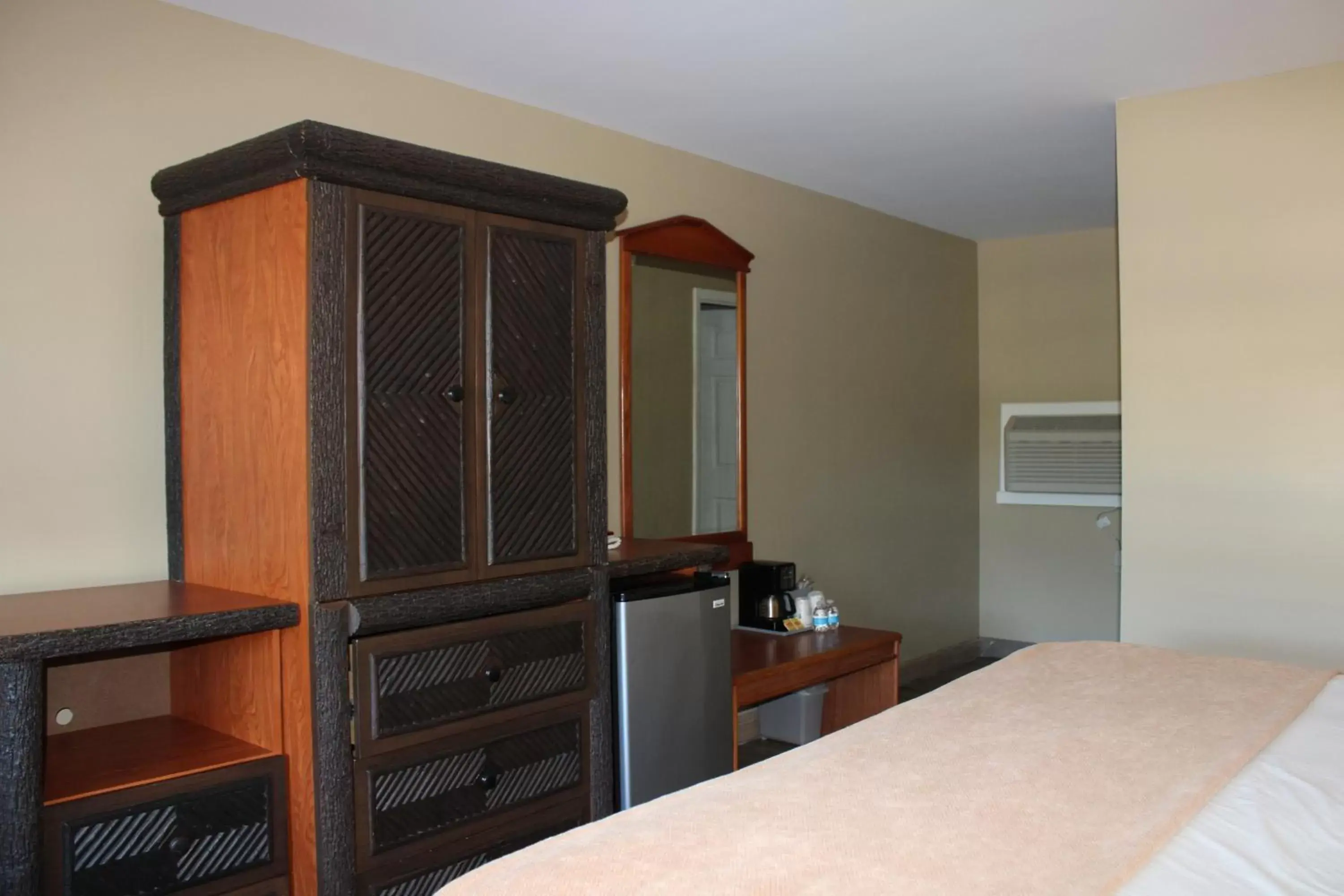 TV/Entertainment Center in Super 8 by Wyndham Lake George/Downtown