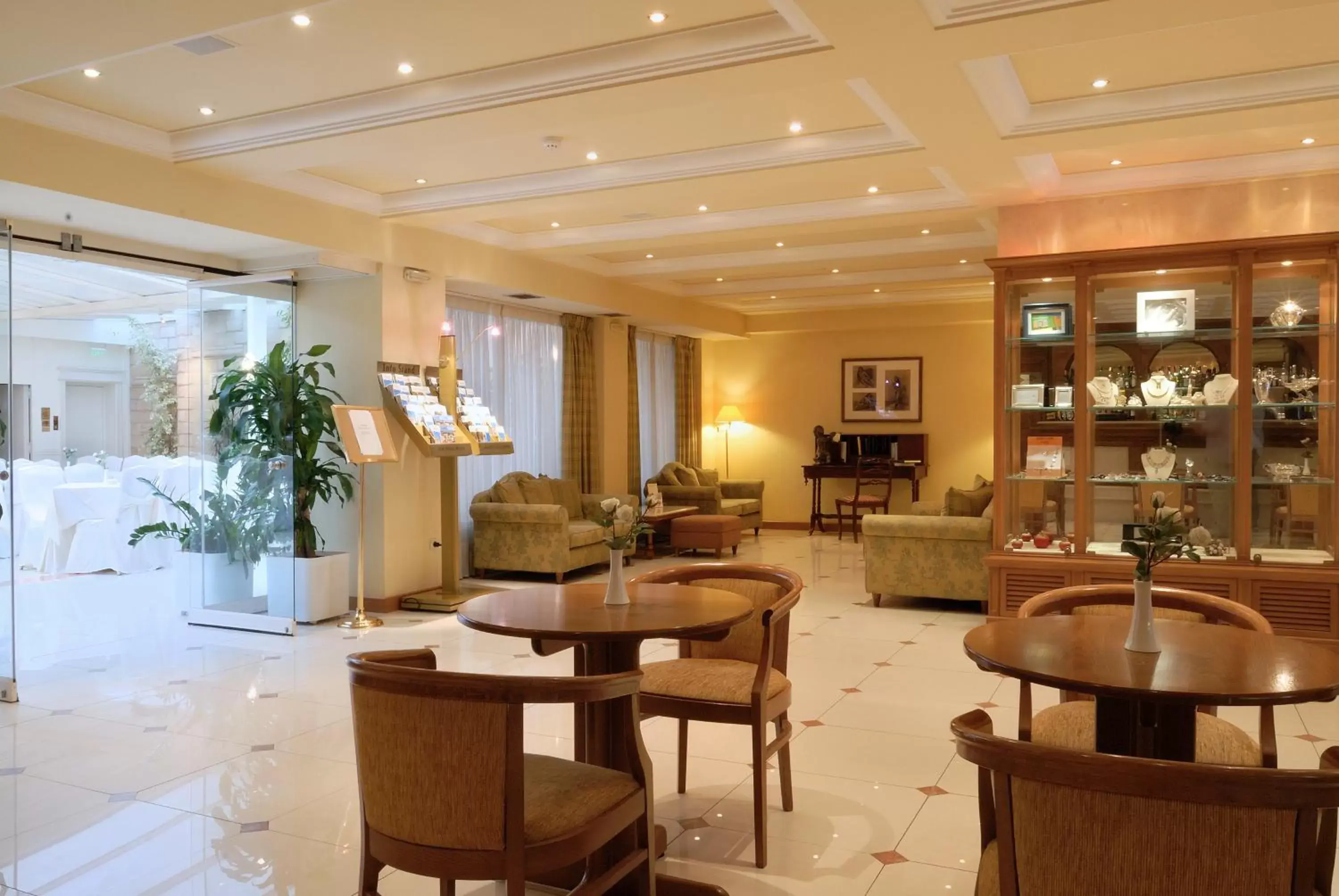 Lobby or reception, Lounge/Bar in Athens Atrium Hotel & Jacuzzi Suites