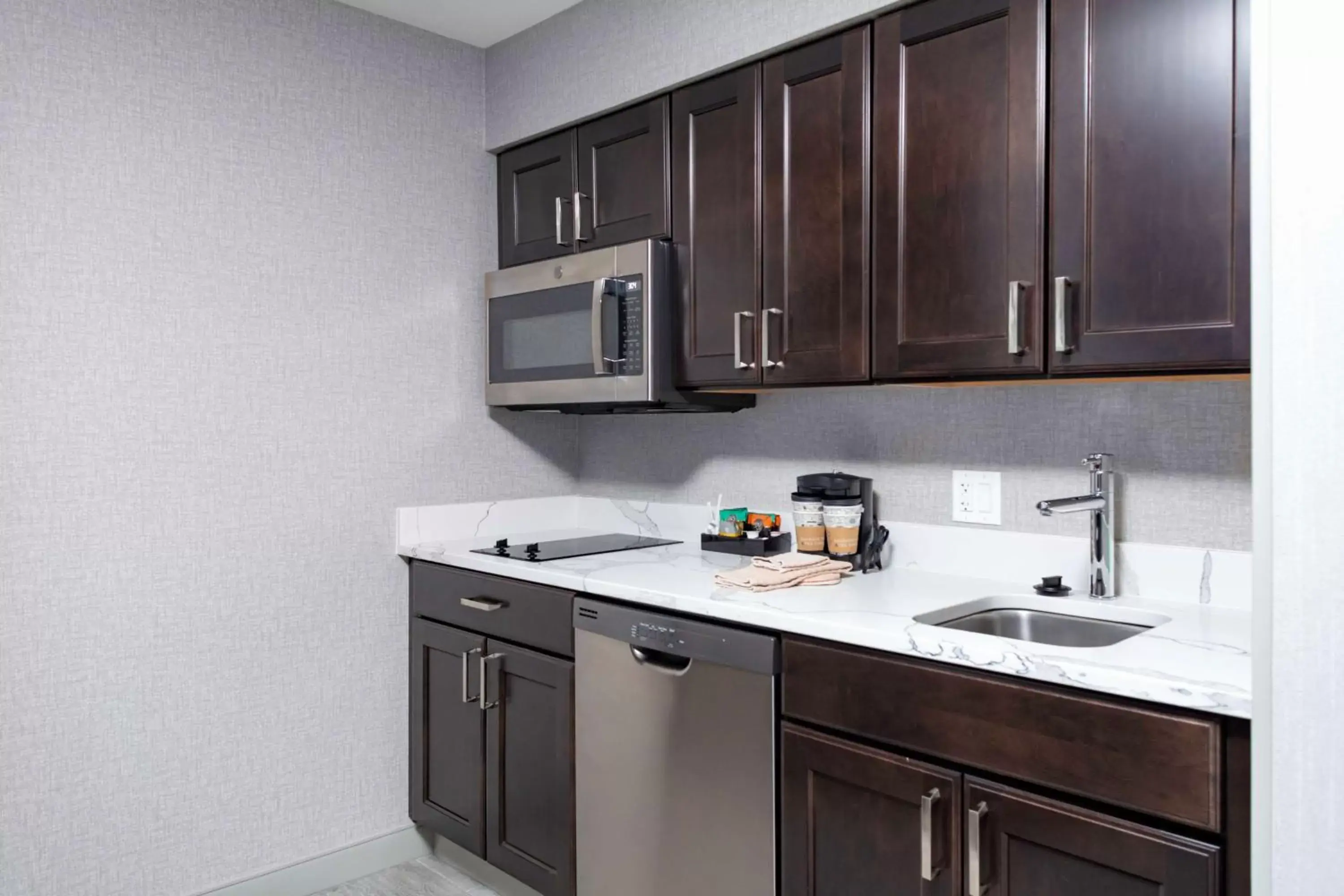 Kitchen or kitchenette, Kitchen/Kitchenette in Homewood Suites by Hilton Phoenix Airport South