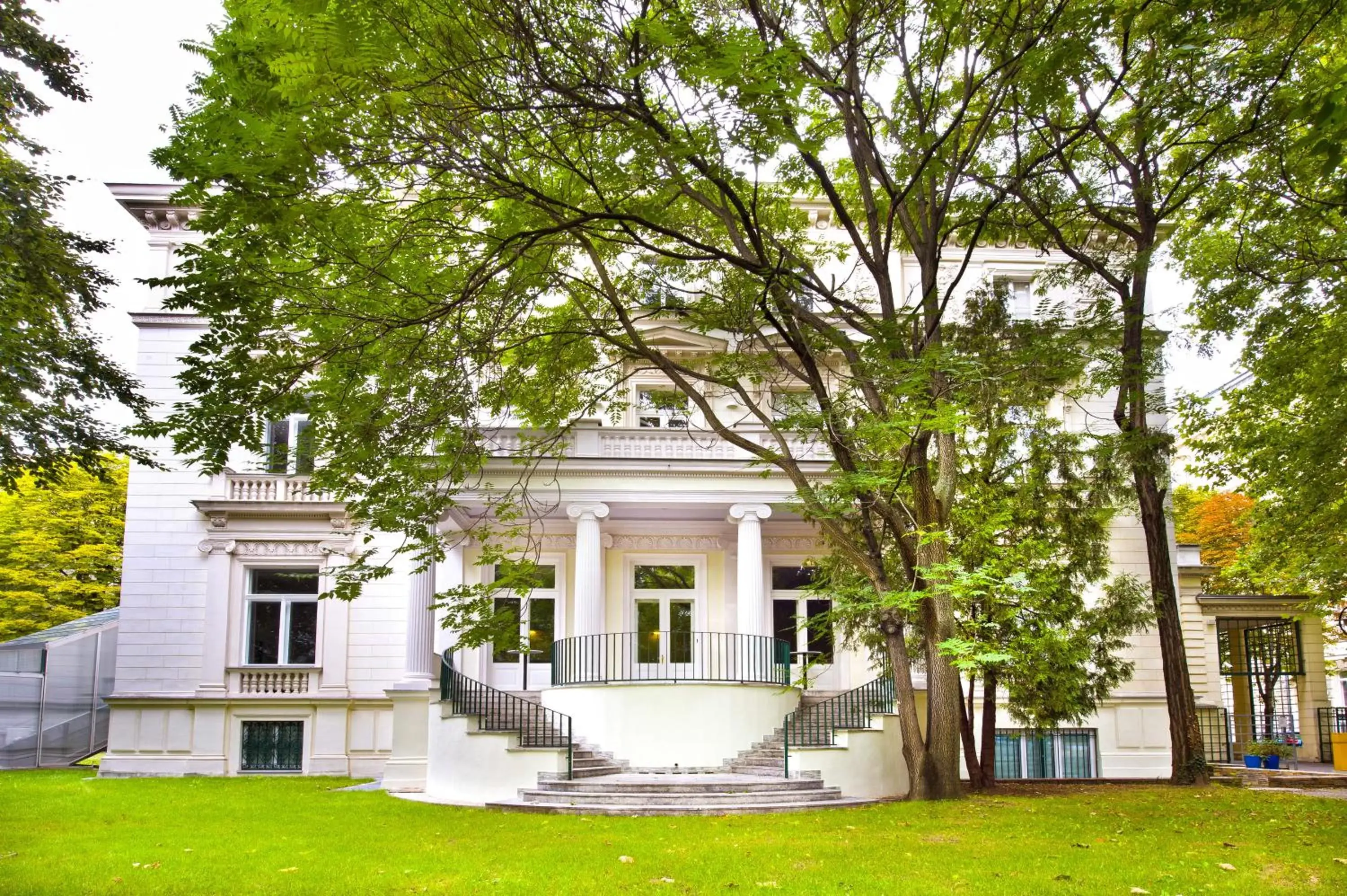 Garden view, Property Building in Hotel & Palais Strudlhof