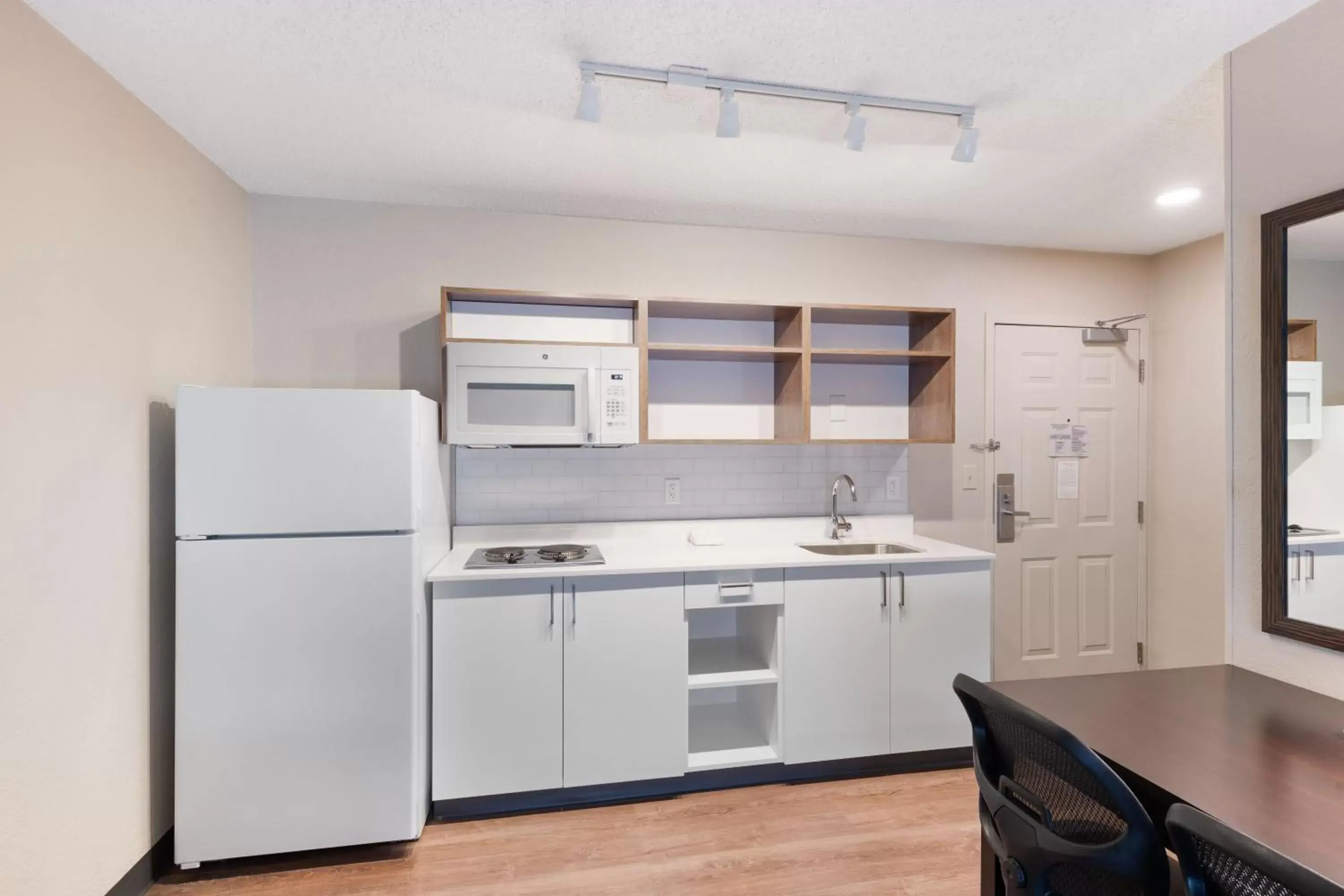 Kitchen or kitchenette, Kitchen/Kitchenette in Extended Stay America Premier Suites - Charlotte - Pineville - Pineville Matthews Rd.