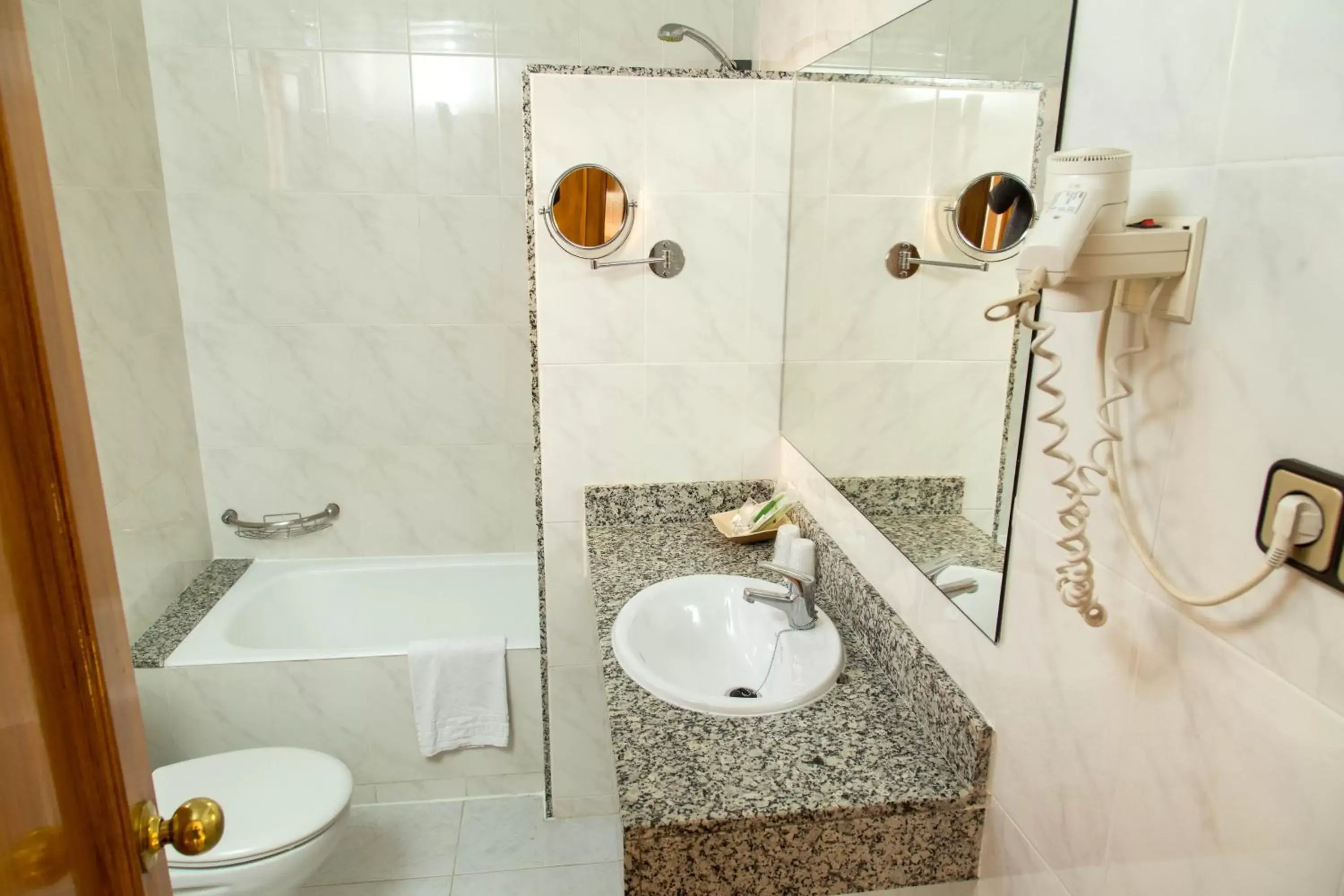 Bathroom in Ramblas Hotel