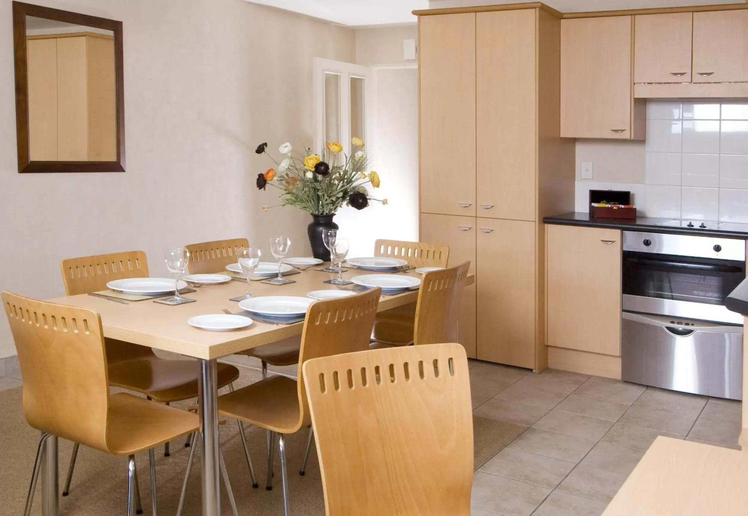 Kitchen or kitchenette, Dining Area in Voyager Apartments Taupo