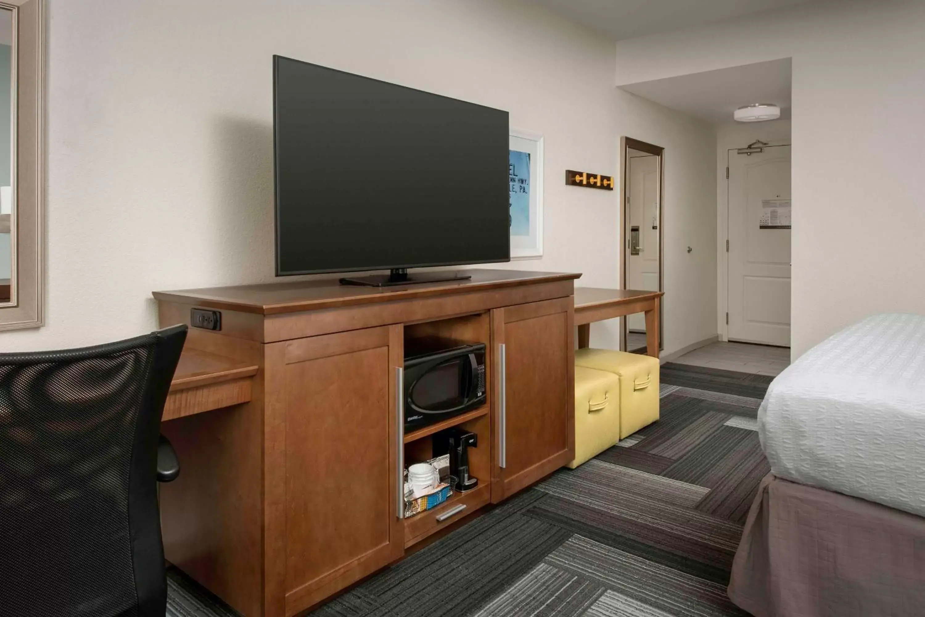 Bedroom, TV/Entertainment Center in Hampton Inn Pittsburgh-Monroeville