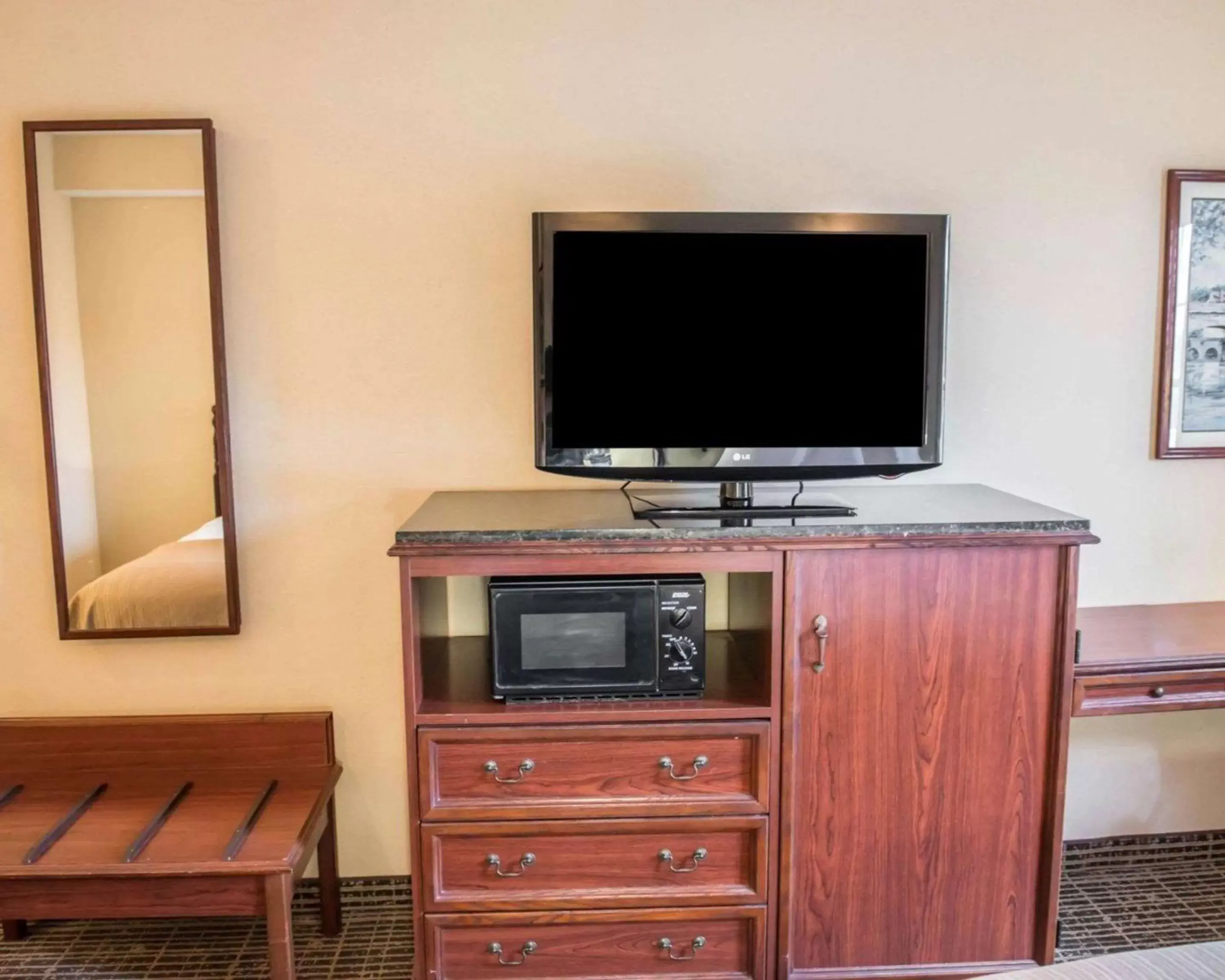 Photo of the whole room, TV/Entertainment Center in Quality Inn Lake City