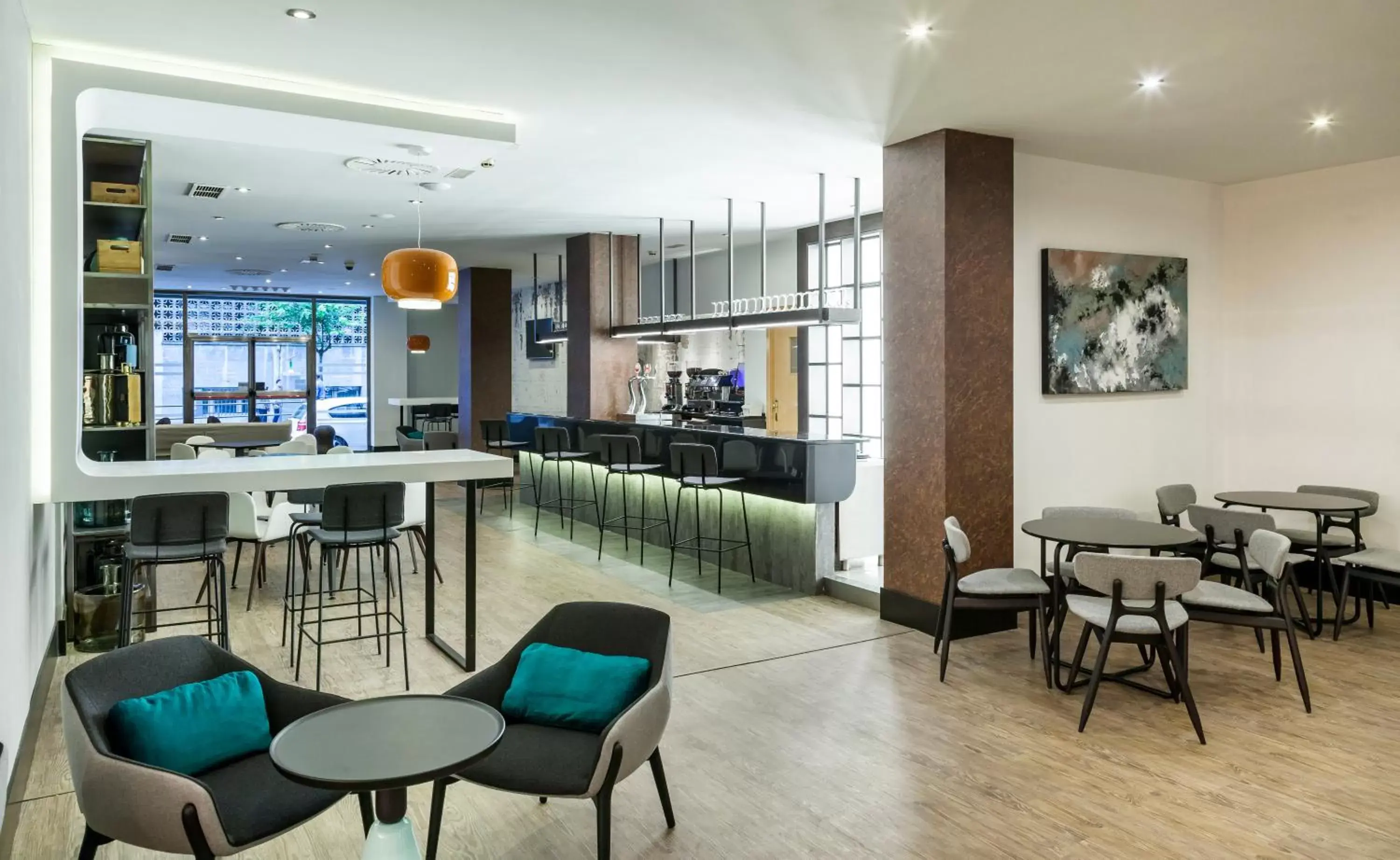 Lounge or bar, Restaurant/Places to Eat in Hotel Ilunion Bilbao