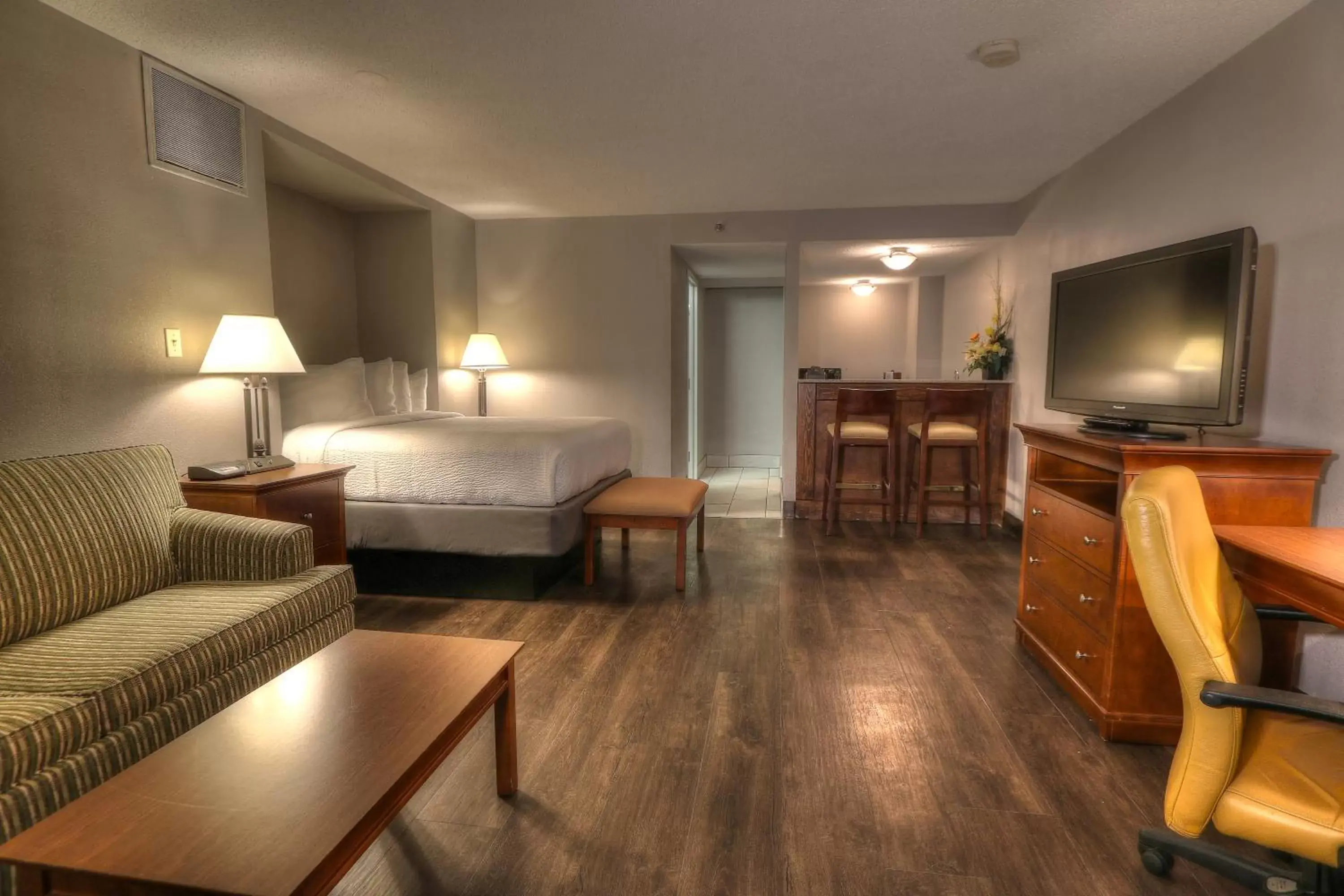 Bedroom, TV/Entertainment Center in The Ramsey Hotel and Convention Center