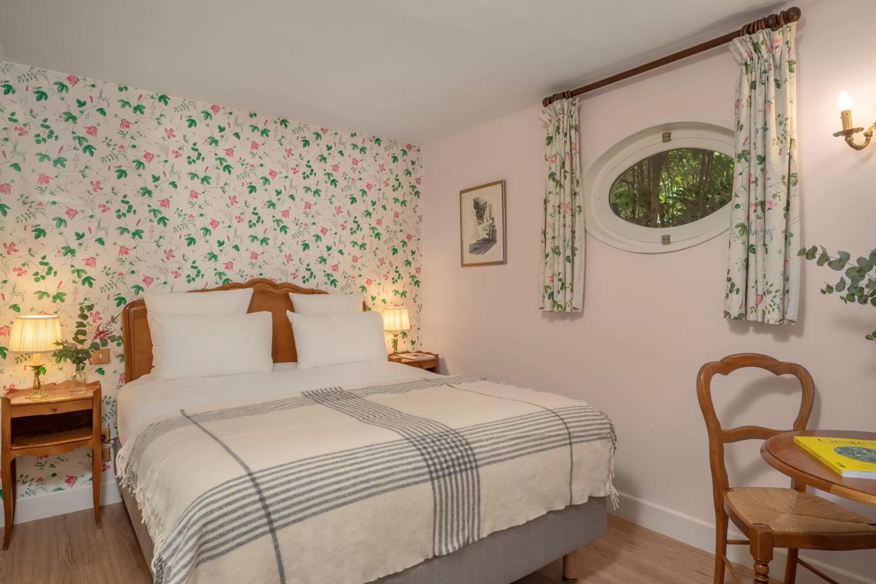 Bed in Hotel des Grandes Ecoles