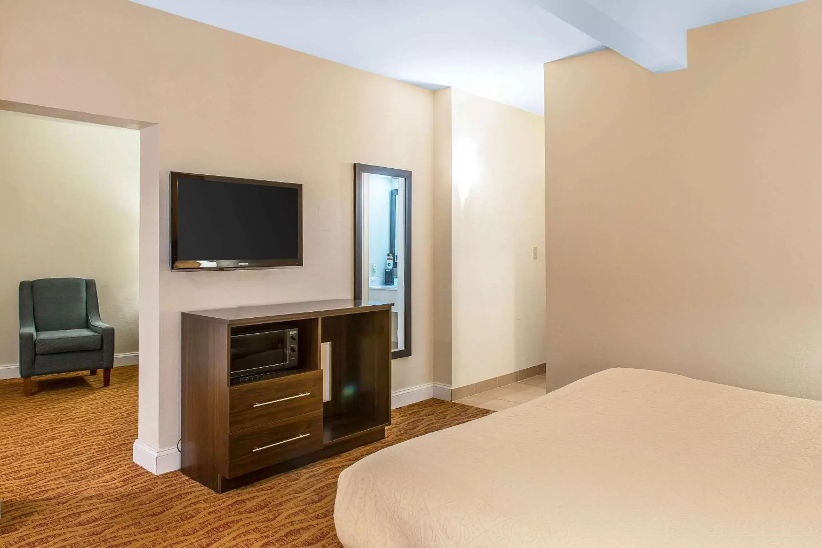 Photo of the whole room, TV/Entertainment Center in Quality Inn & Suites Middletown - Newport
