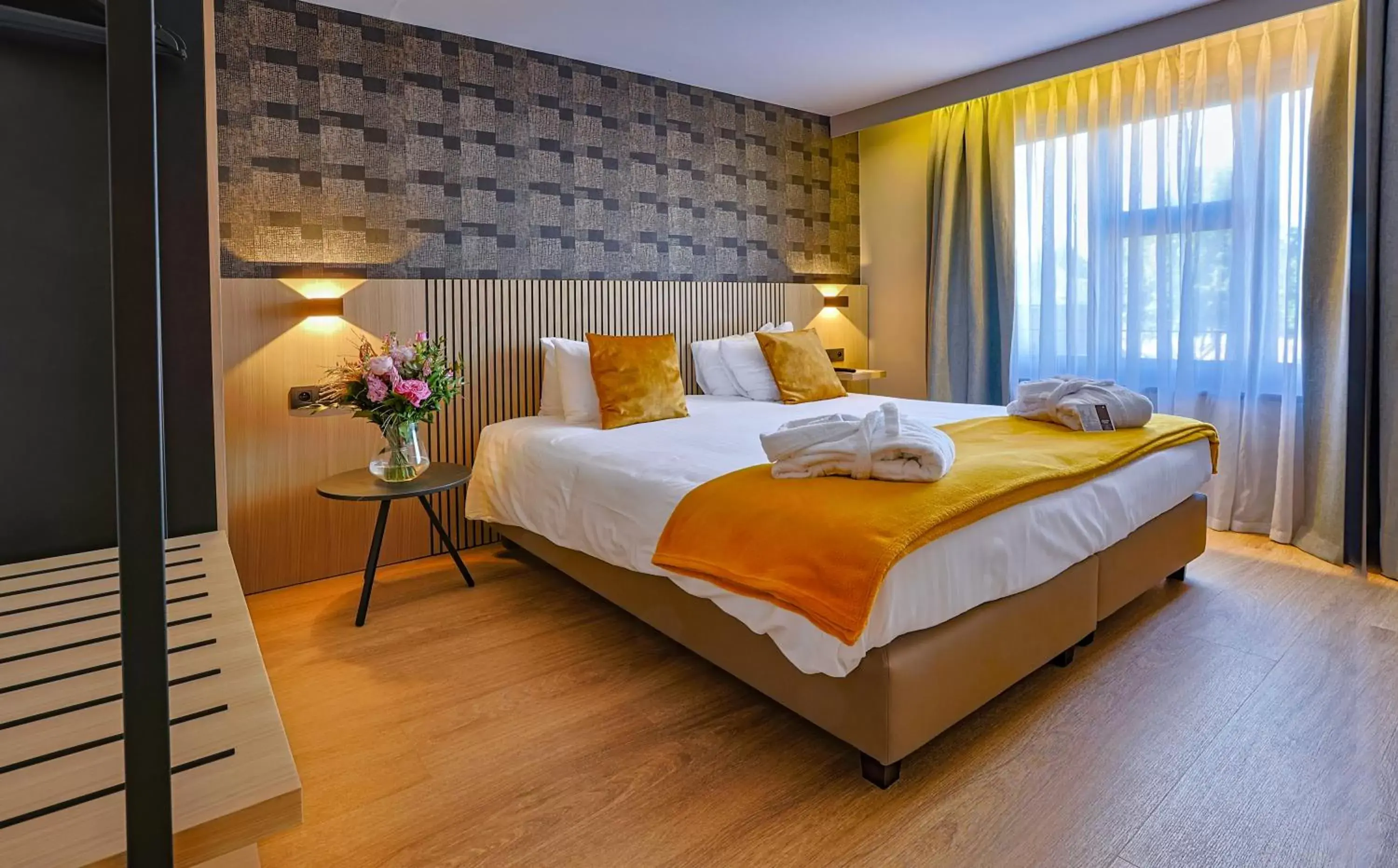 Property building, Bed in Hotel Quartier Latin
