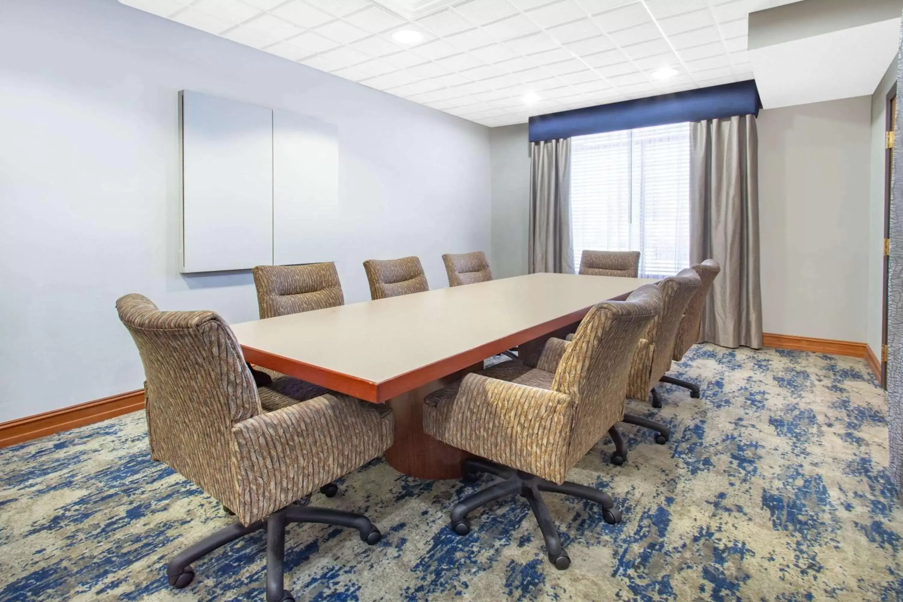 Business facilities in Wingate by Wyndham Indianapolis Airport Plainfield