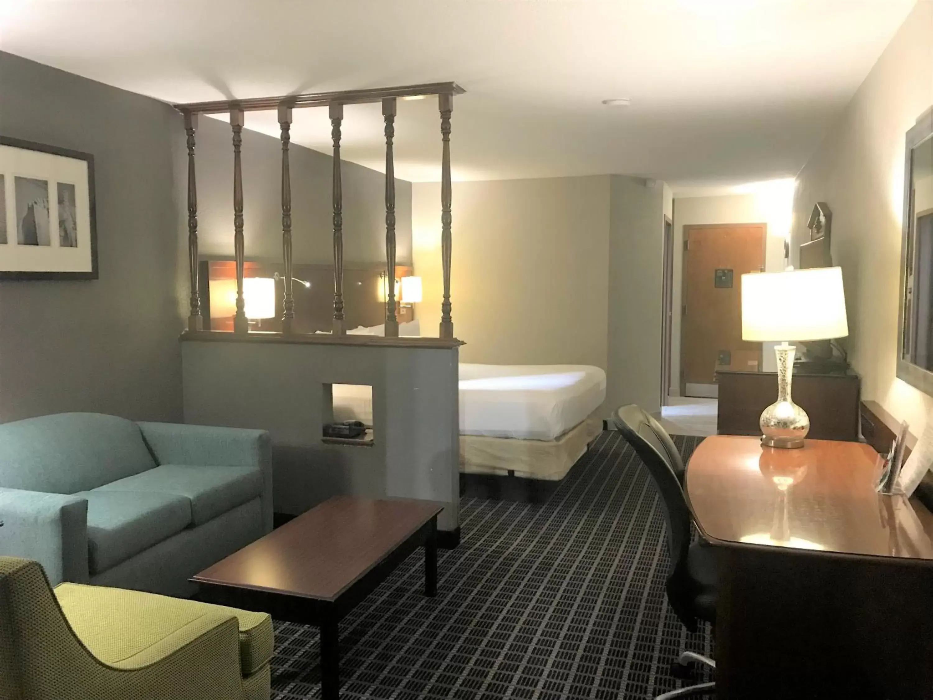 Bed, Seating Area in SureStay Plus Hotel by Best Western Greenwood