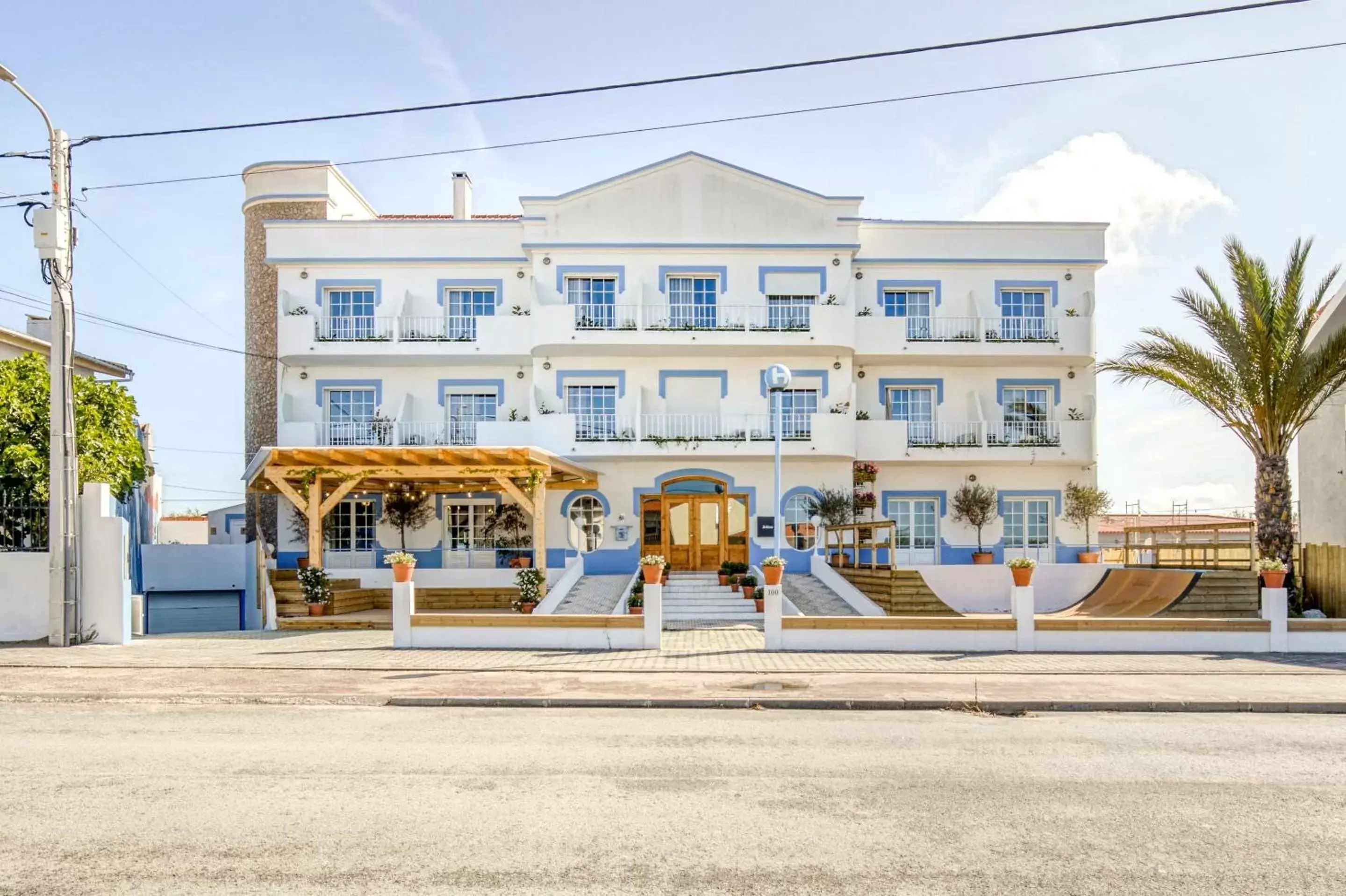 Facade/entrance in Malacuna Peniche Facade/entrance in Malacuna Peniche