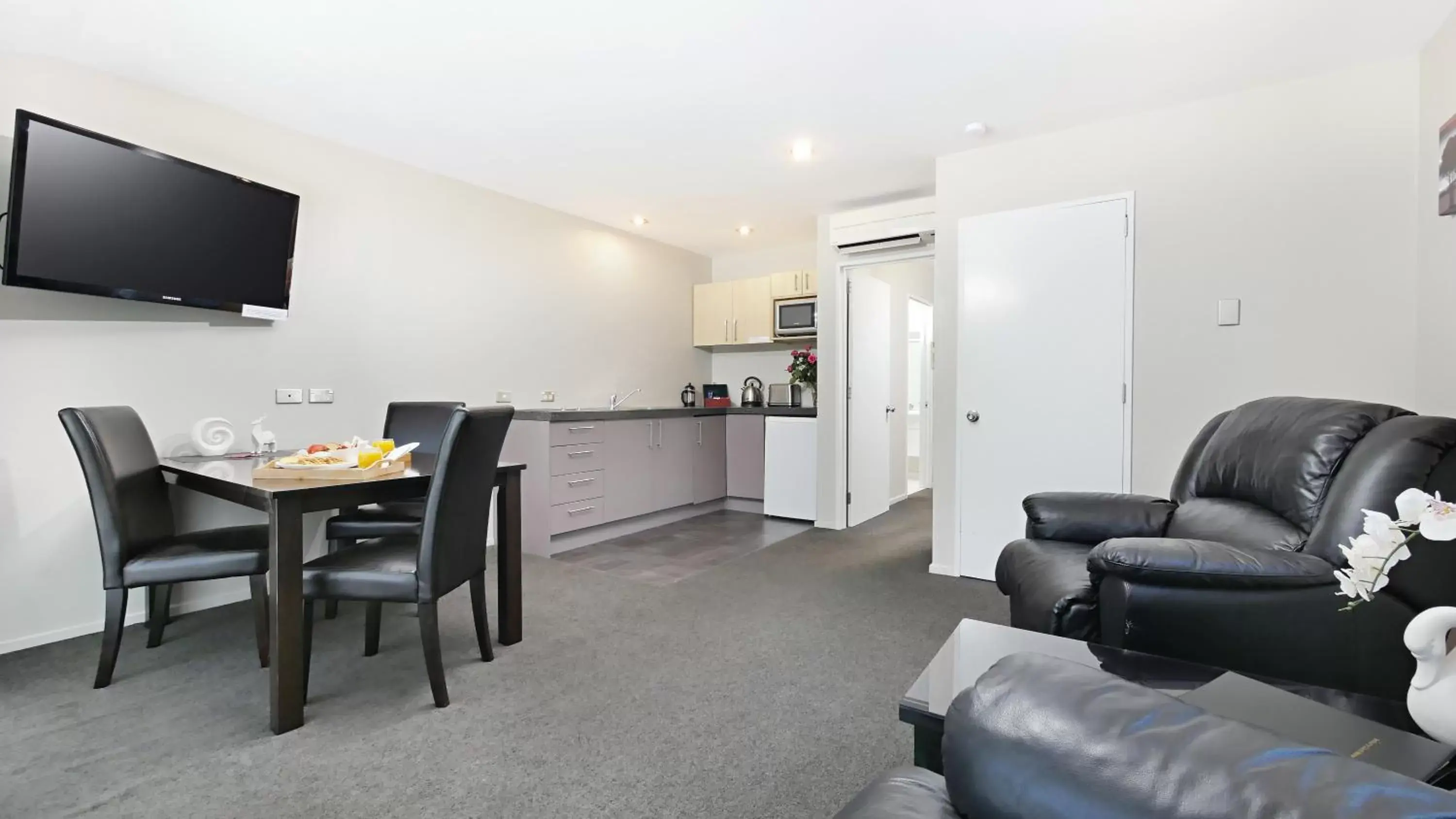 Living room, Seating Area in Arthur's Court Motor Lodge