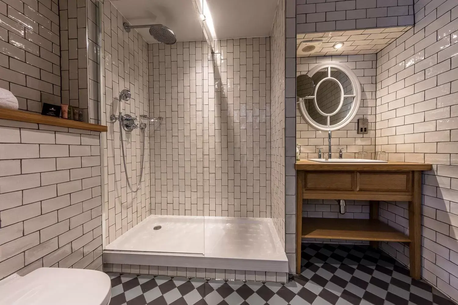 Shower, Bathroom in City Gate