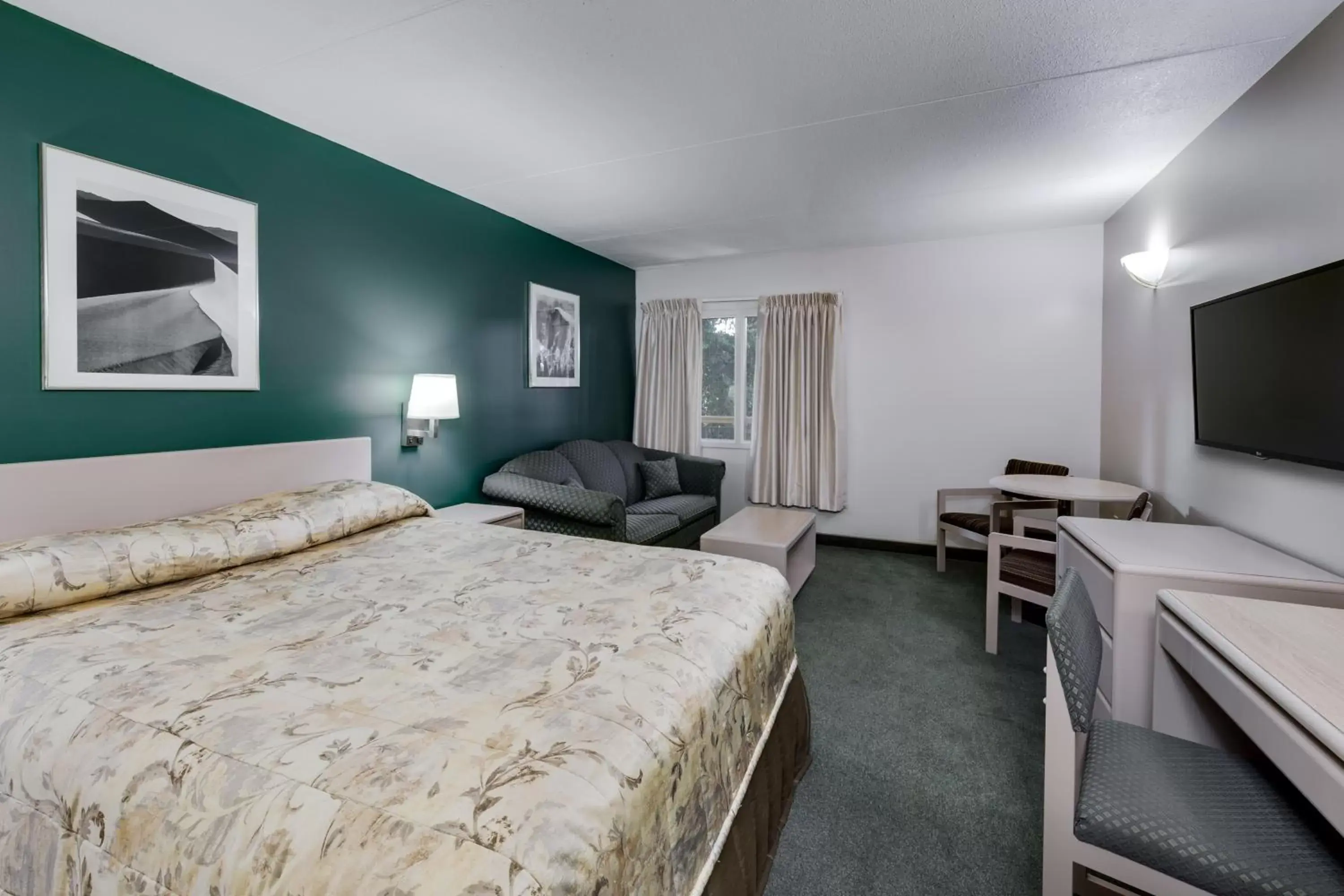 Bed, TV/Entertainment Center in Heritage Inn Hotel & Convention Centre - Taber