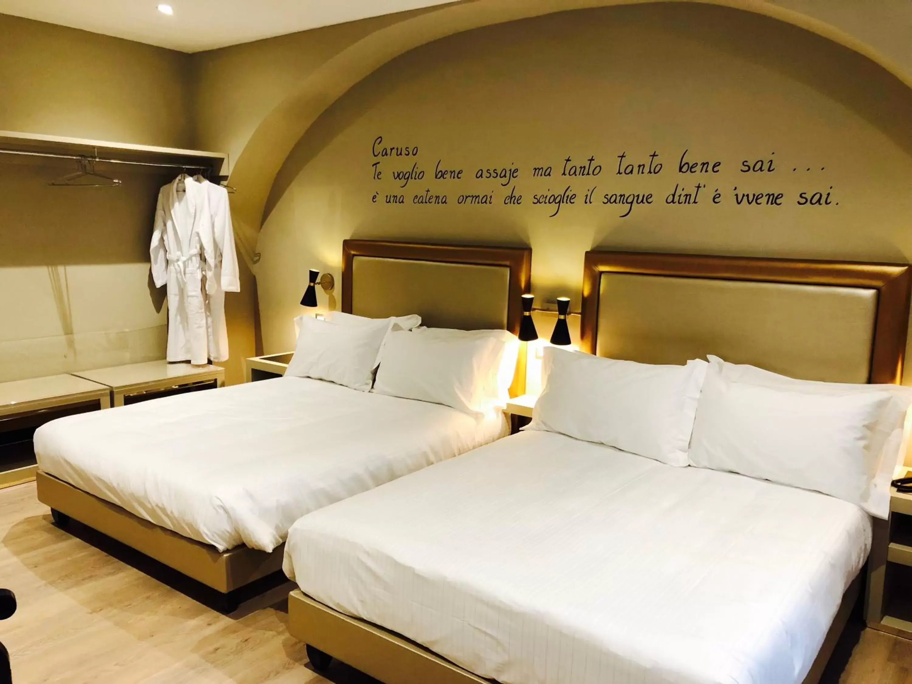 Bed in Caruso Place Boutique & Wellness Suites