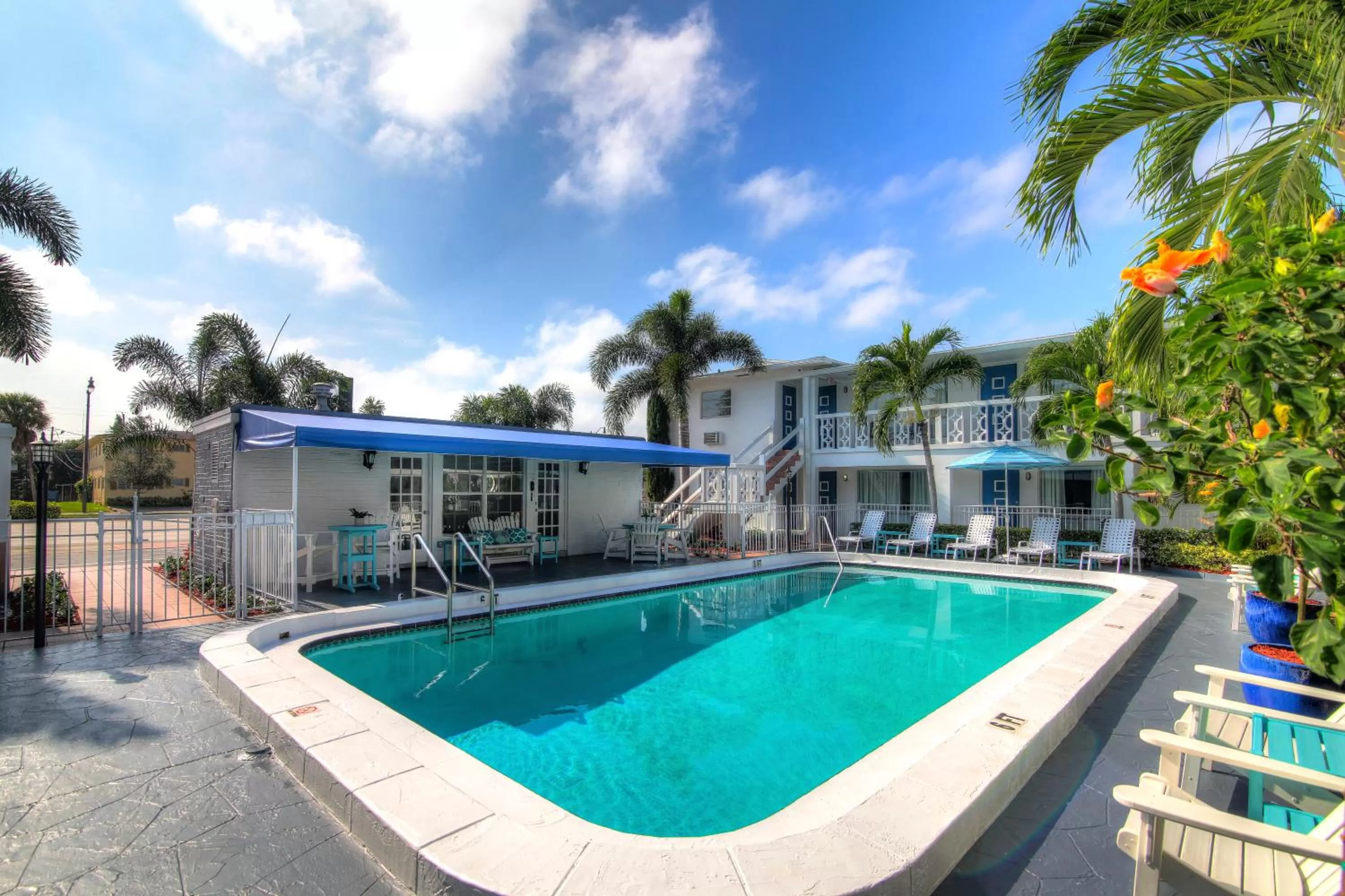 Property building in May-Dee Suites in Florida