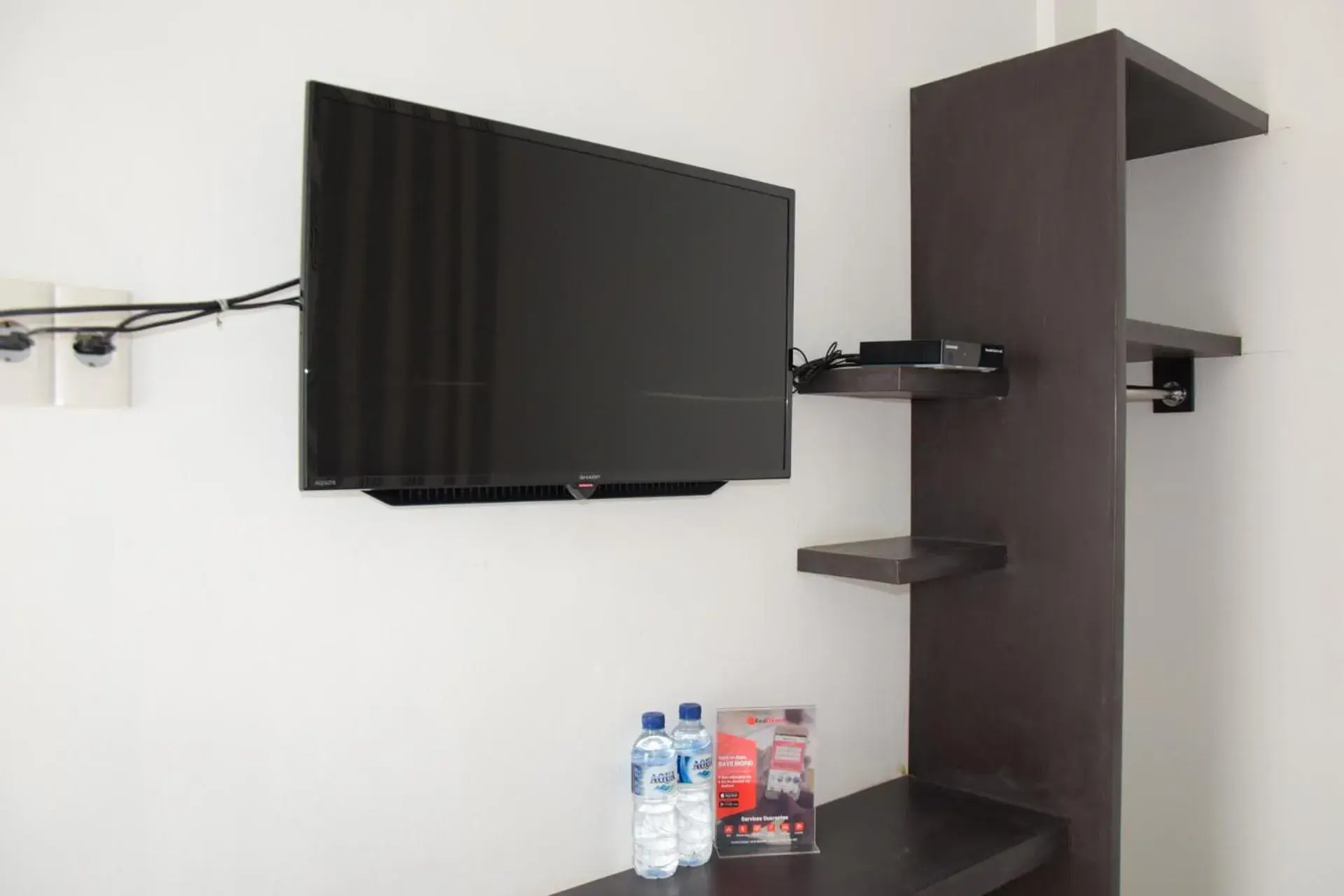 TV/Entertainment Center in RedDoorz near UIN Sumatera Utara