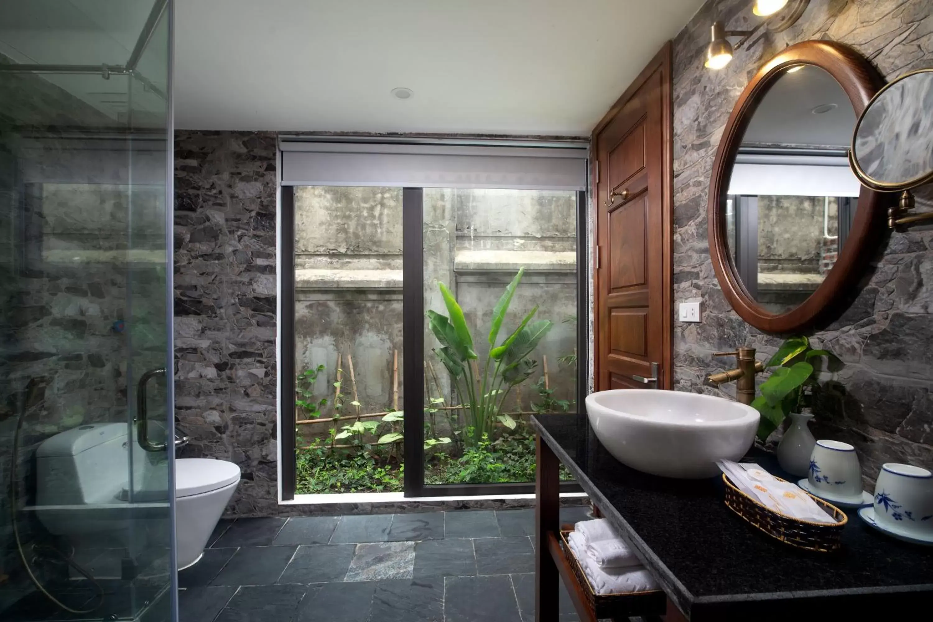 Deluxe Double Room with Pool View in Bai Dinh Garden Resort & Spa Deluxe Double Room with Pool View in Bai Dinh Garden Resort & Spa
