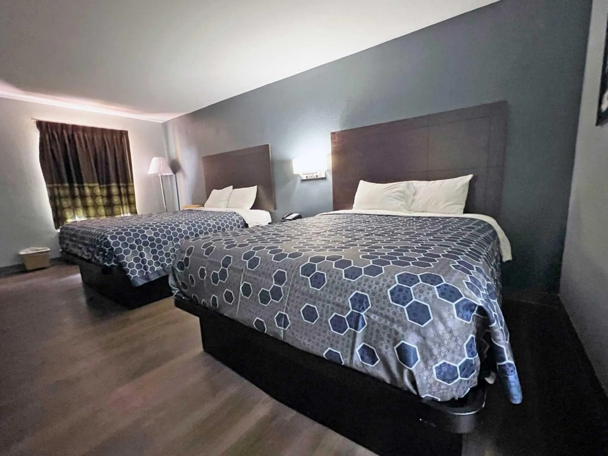 Photo of the whole room, Bed in Red Carpet Inn & Suites