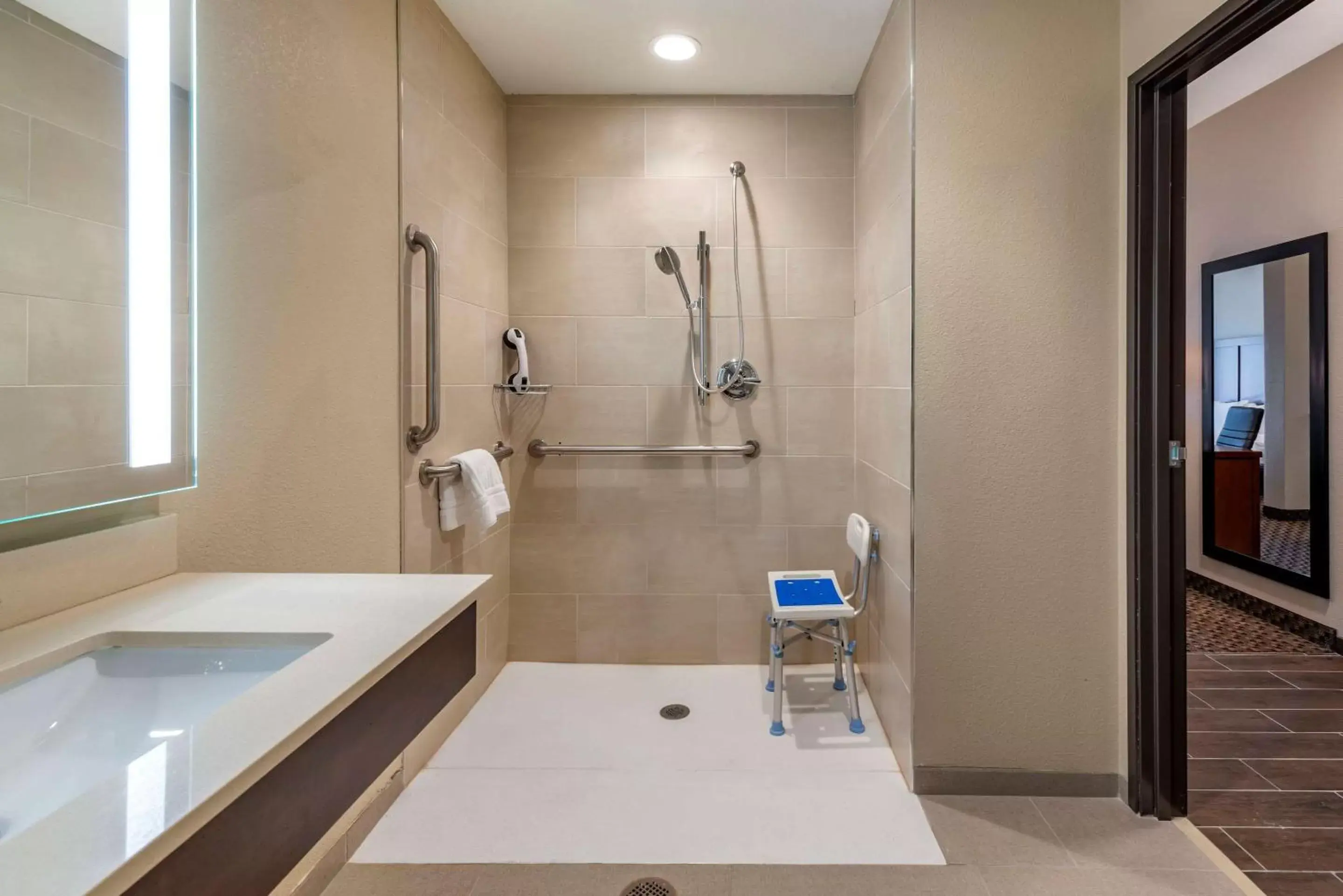 Bedroom, Bathroom in Comfort Suites Broomfield-Boulder/Interlocken