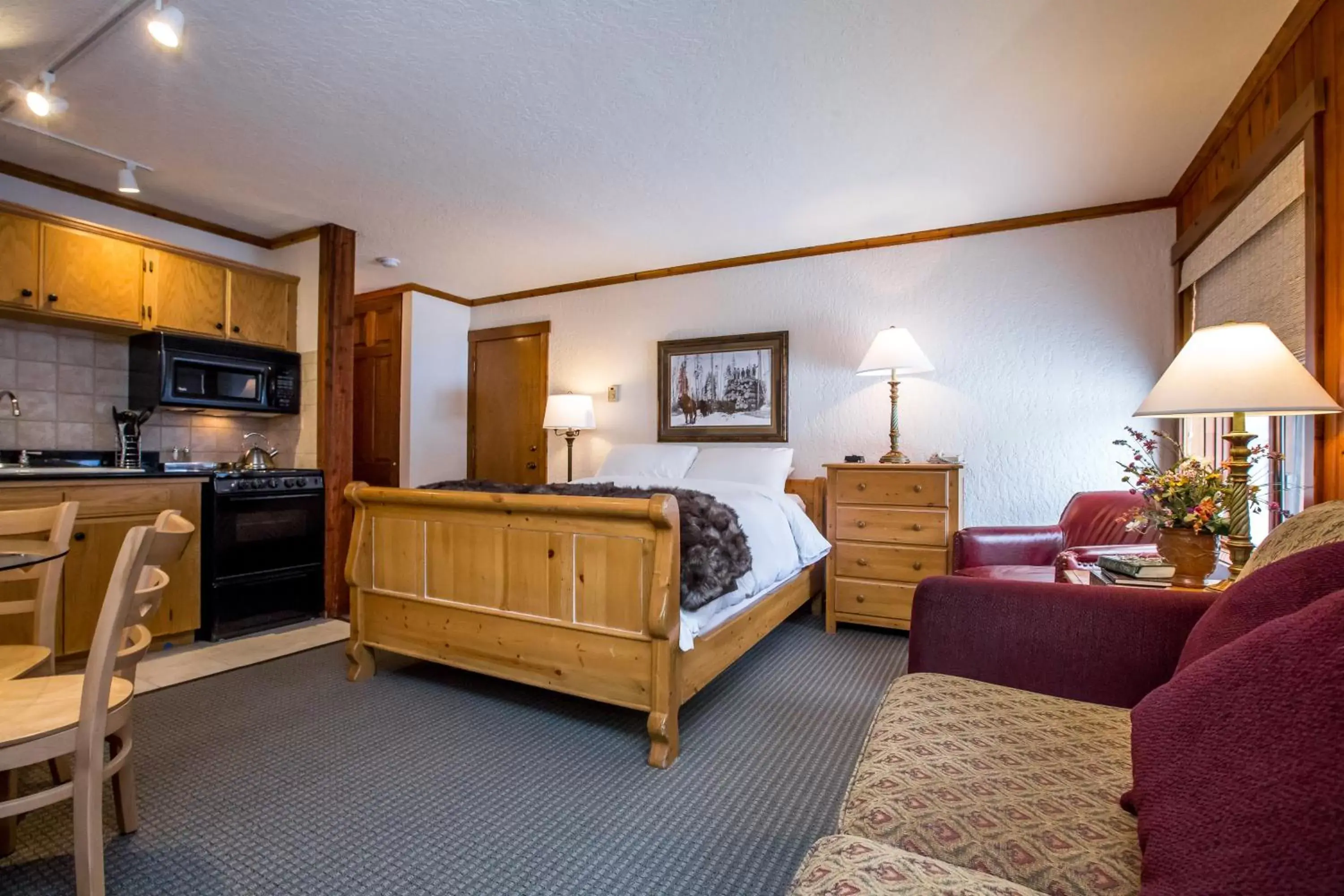 Photo of the whole room, Room Photo in Kandahar Lodge at Whitefish Mountain Resort