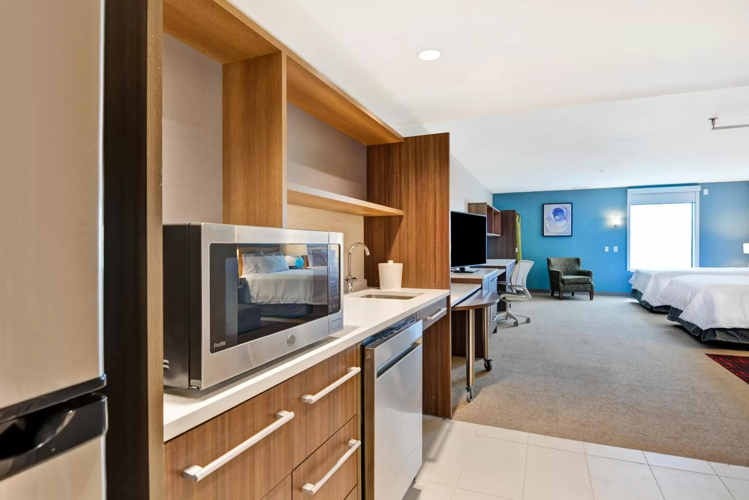 Kitchen or kitchenette, TV/Entertainment Center in Home2 Suites By Hilton Beaufort