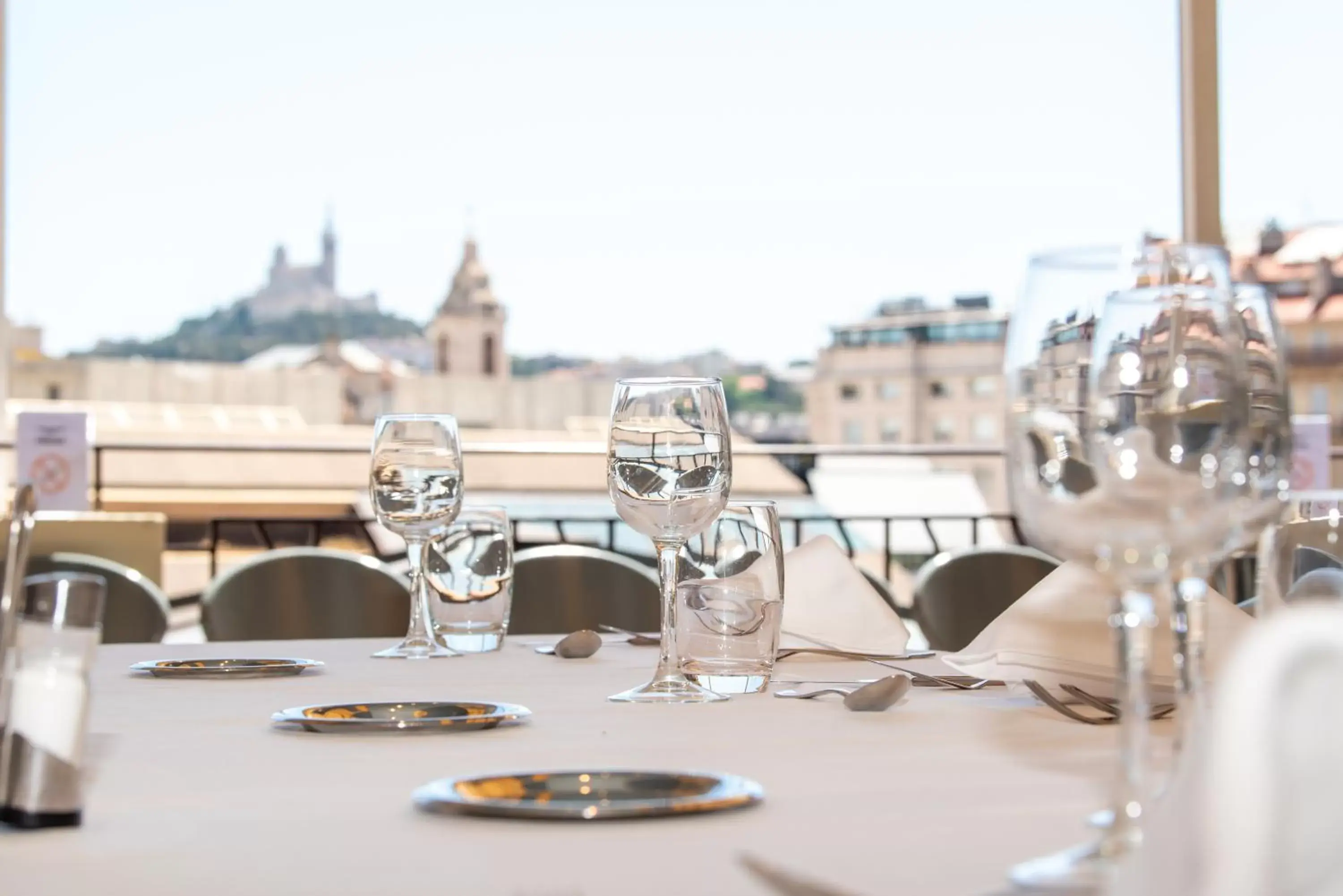 Patio, Restaurant/Places to Eat in Mercure Marseille Centre Vieux Port