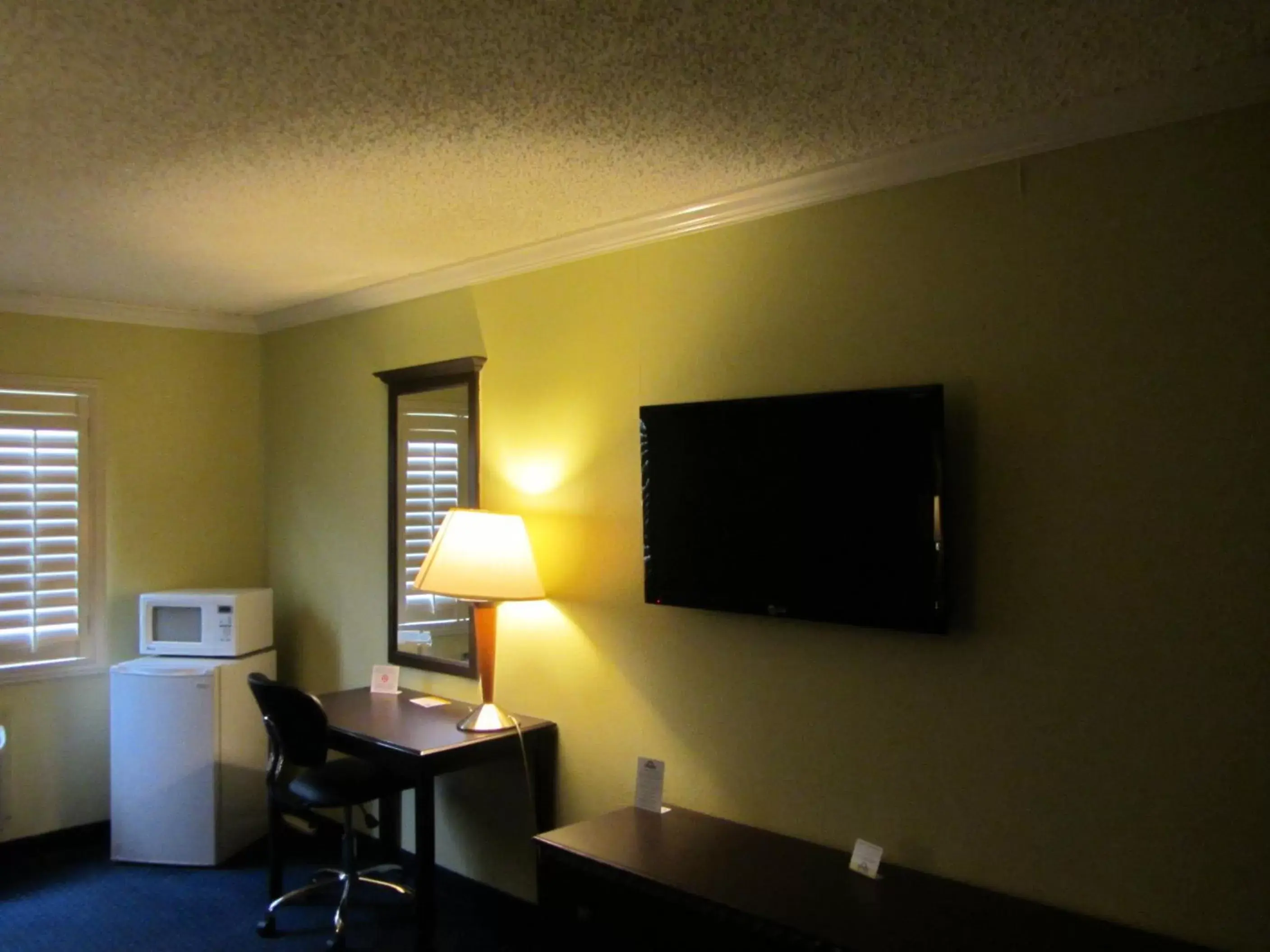 Seating area, TV/Entertainment Center in Travelodge by Wyndham Odessa
