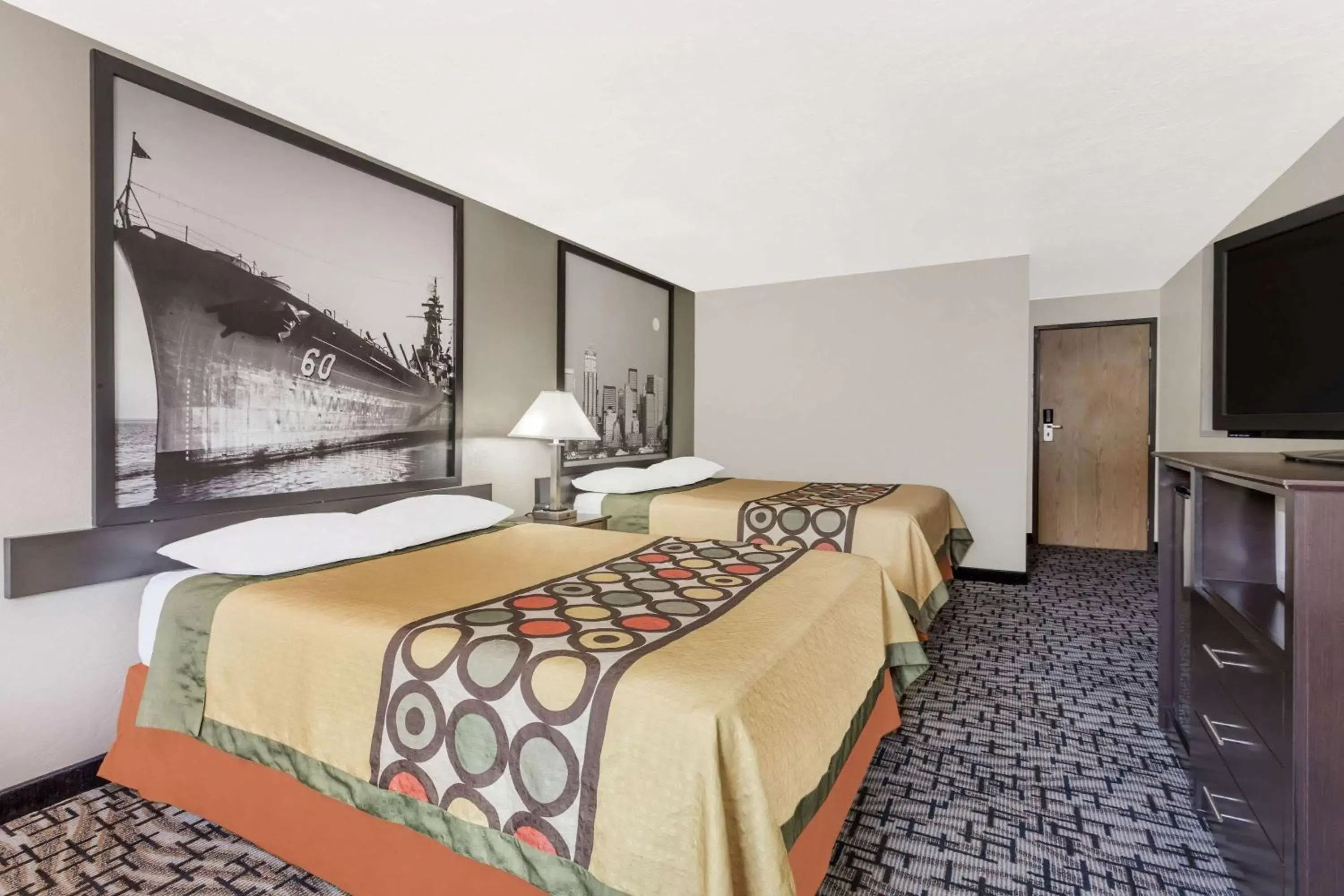 Photo of the whole room, Bed in Super 8 by Wyndham Bremerton