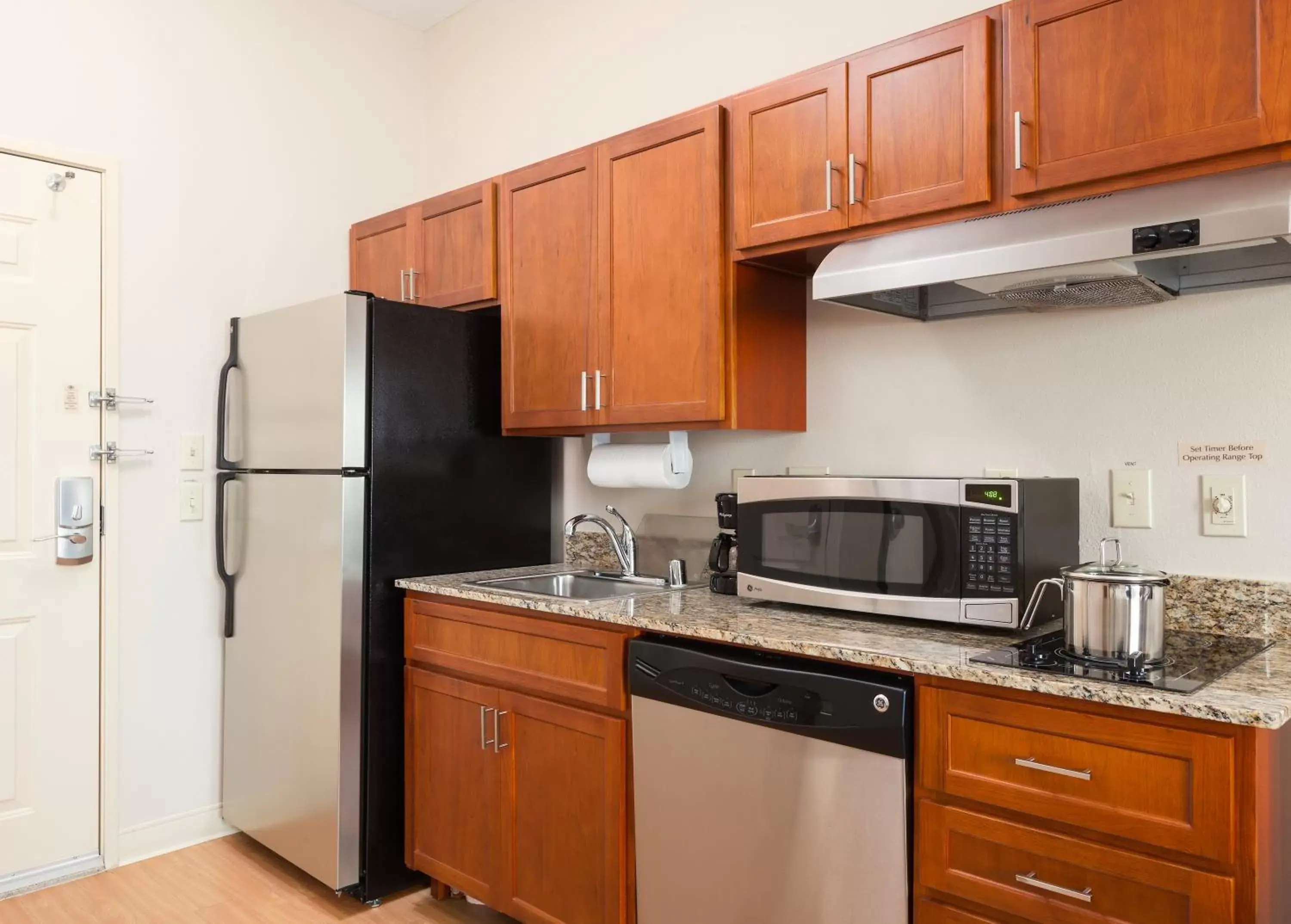 Photo of the whole room, Kitchen/Kitchenette in Candlewood Suites El Paso, an IHG Hotel