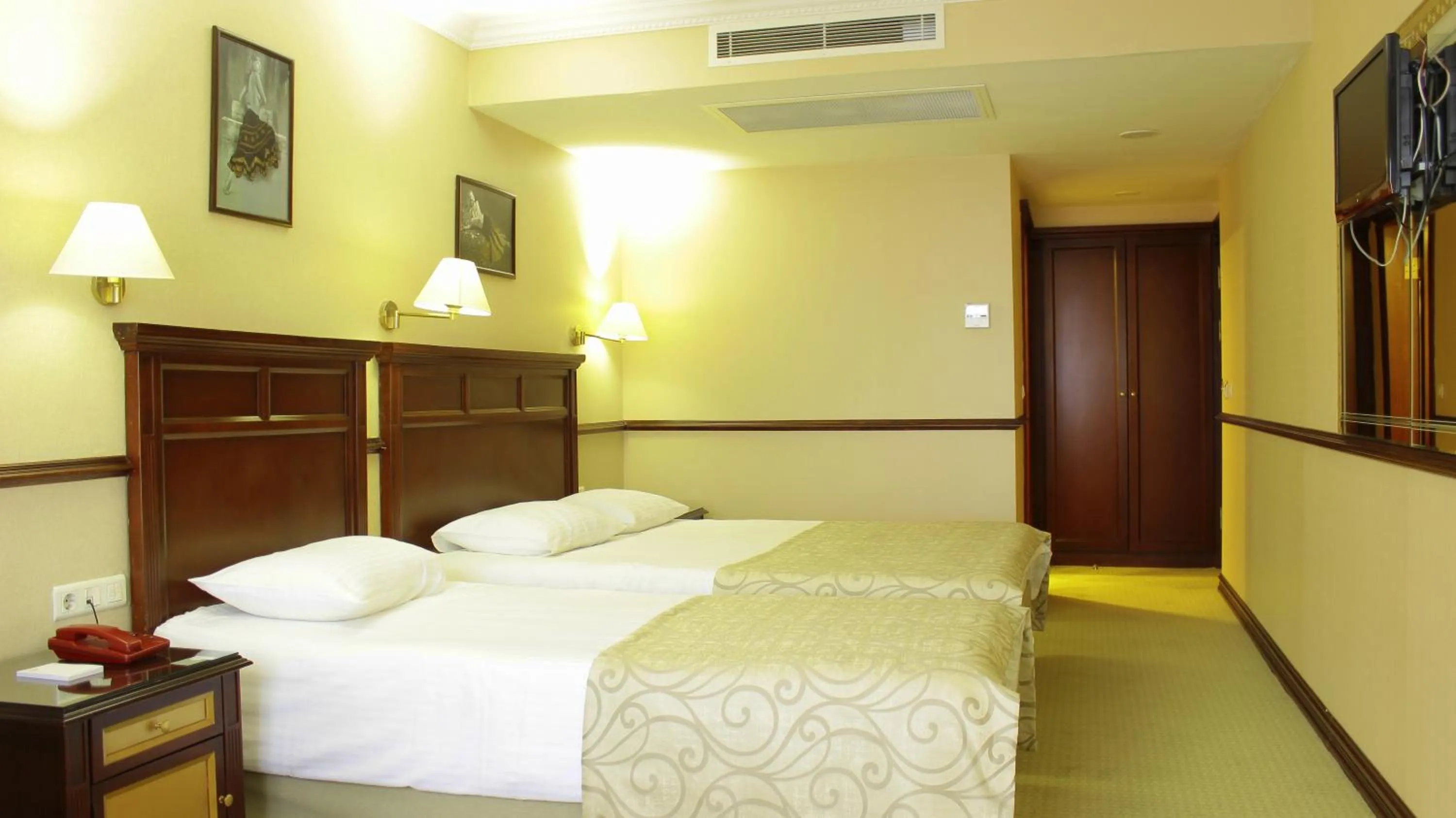 Photo of the whole room, Bed in Topkapi Inter Istanbul Hotel