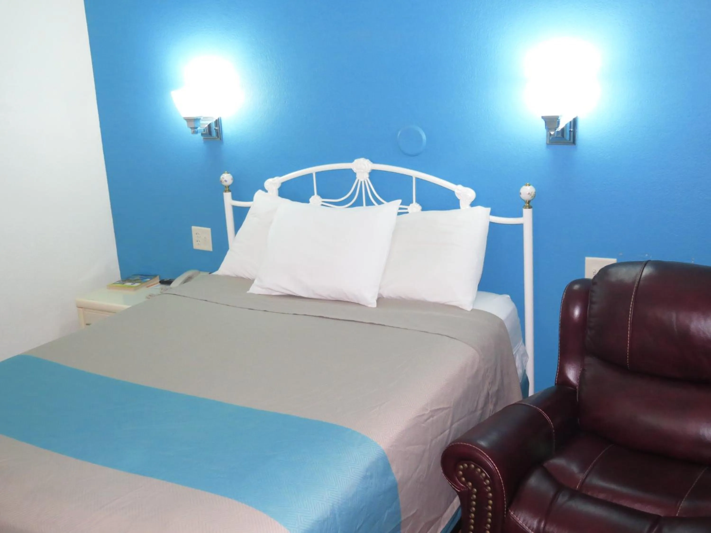 Bedroom, Bed in Motel 6-Mitchell, SD