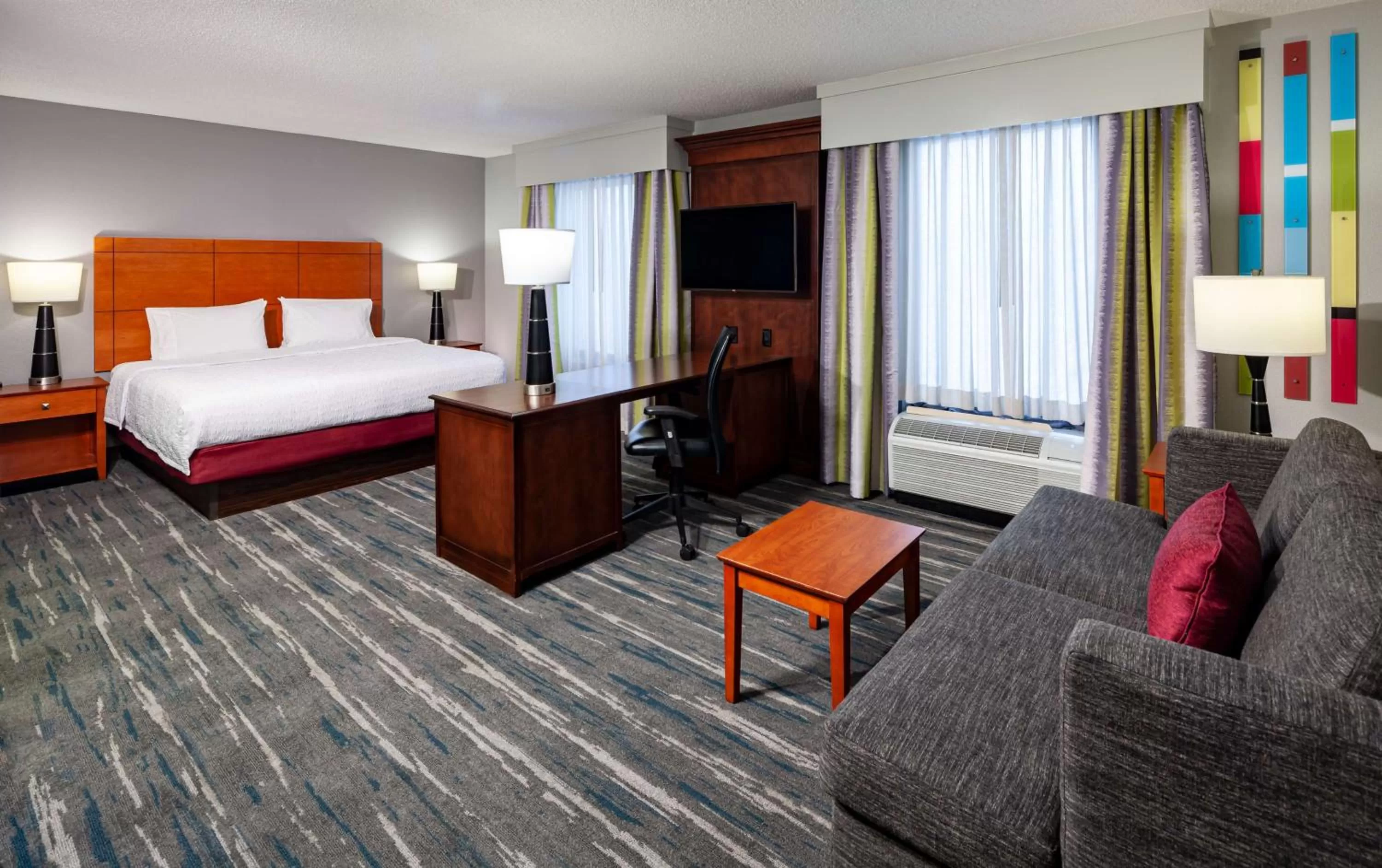 Living room, Bed in Hampton Inn & Suites Mobile I-65@ Airport Boulevard