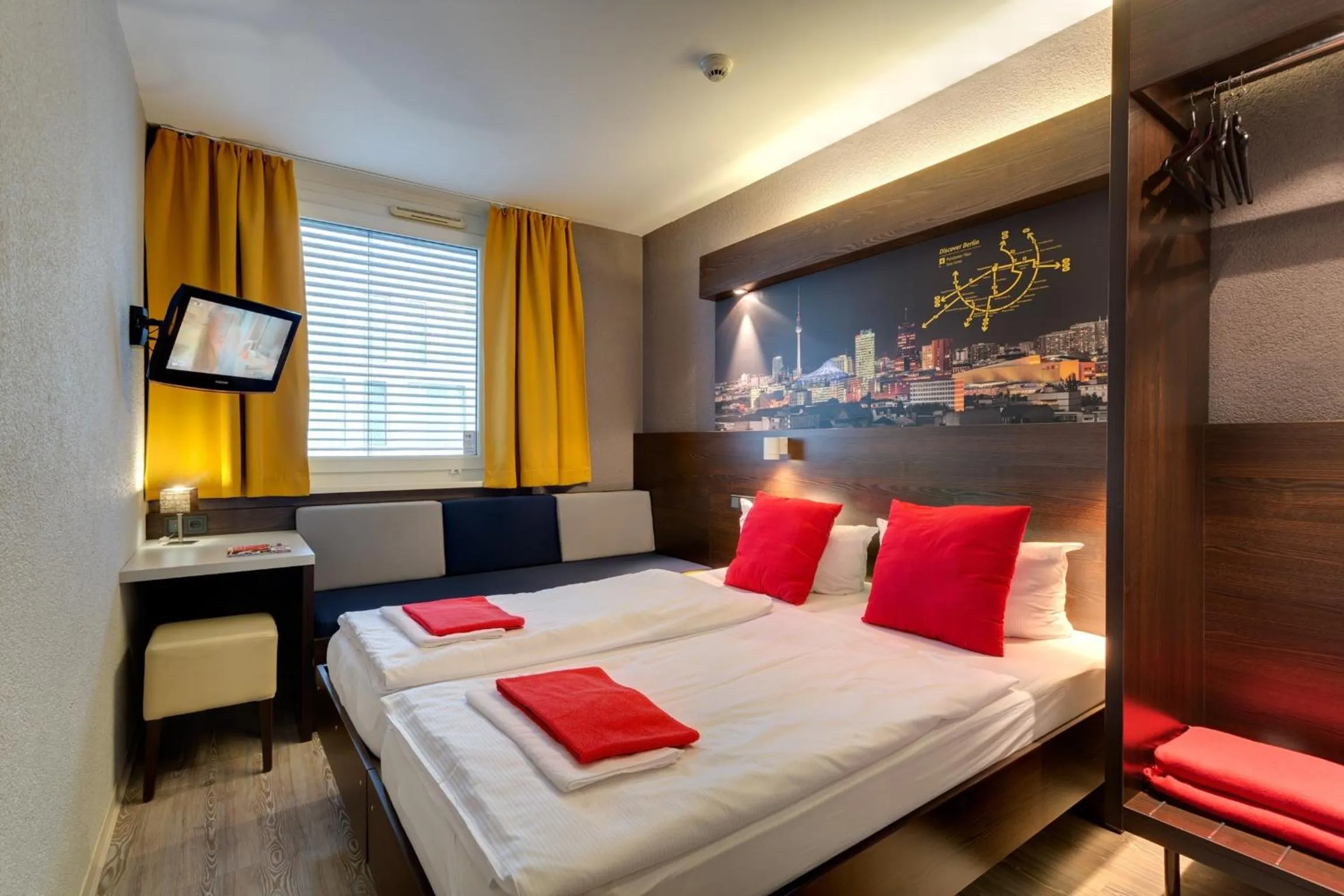 Bedroom, Bed in MEININGER Hotel Berlin Hauptbahnhof