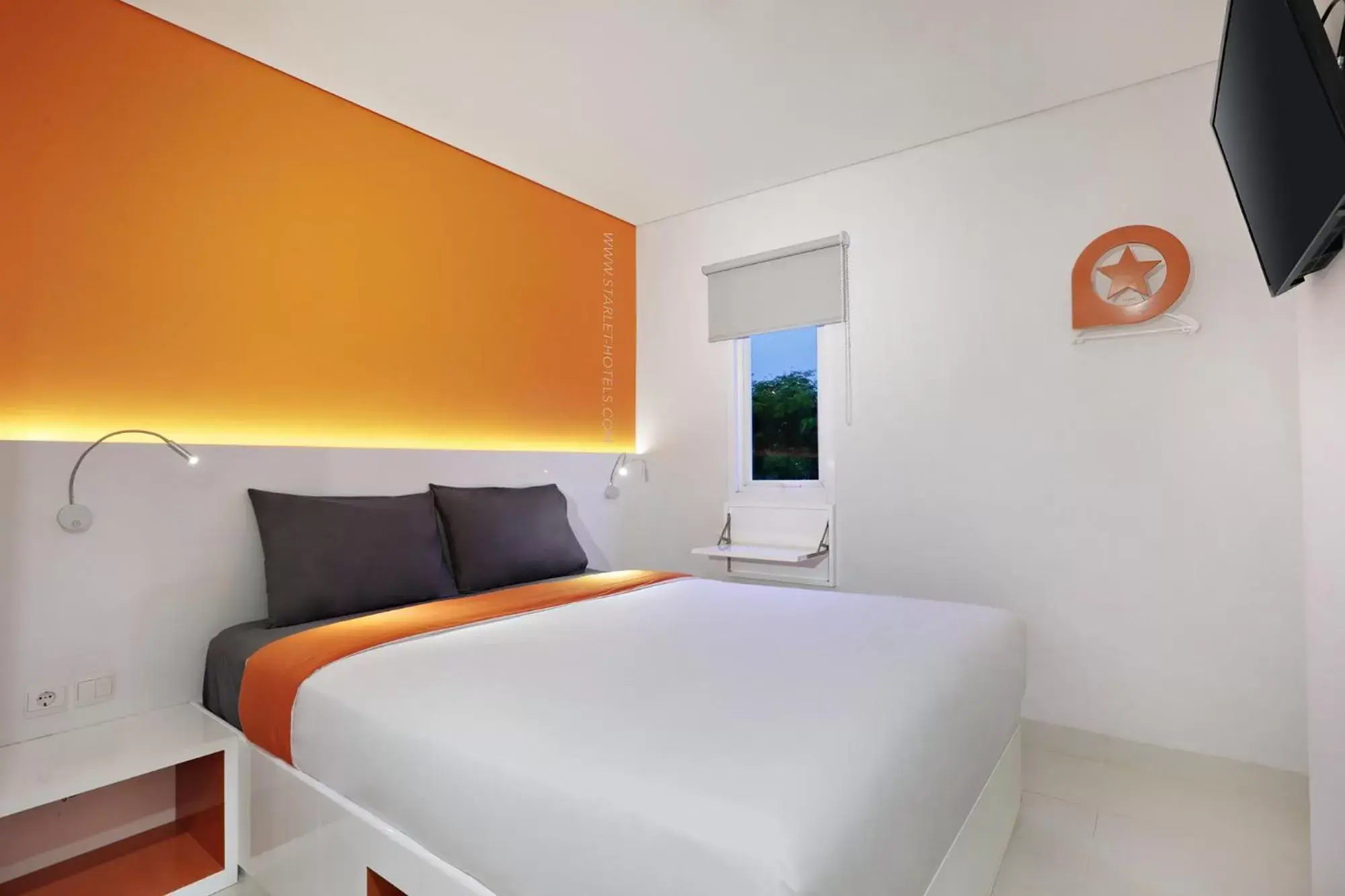 TV and multimedia, Bed in Starlet Hotel Serpong