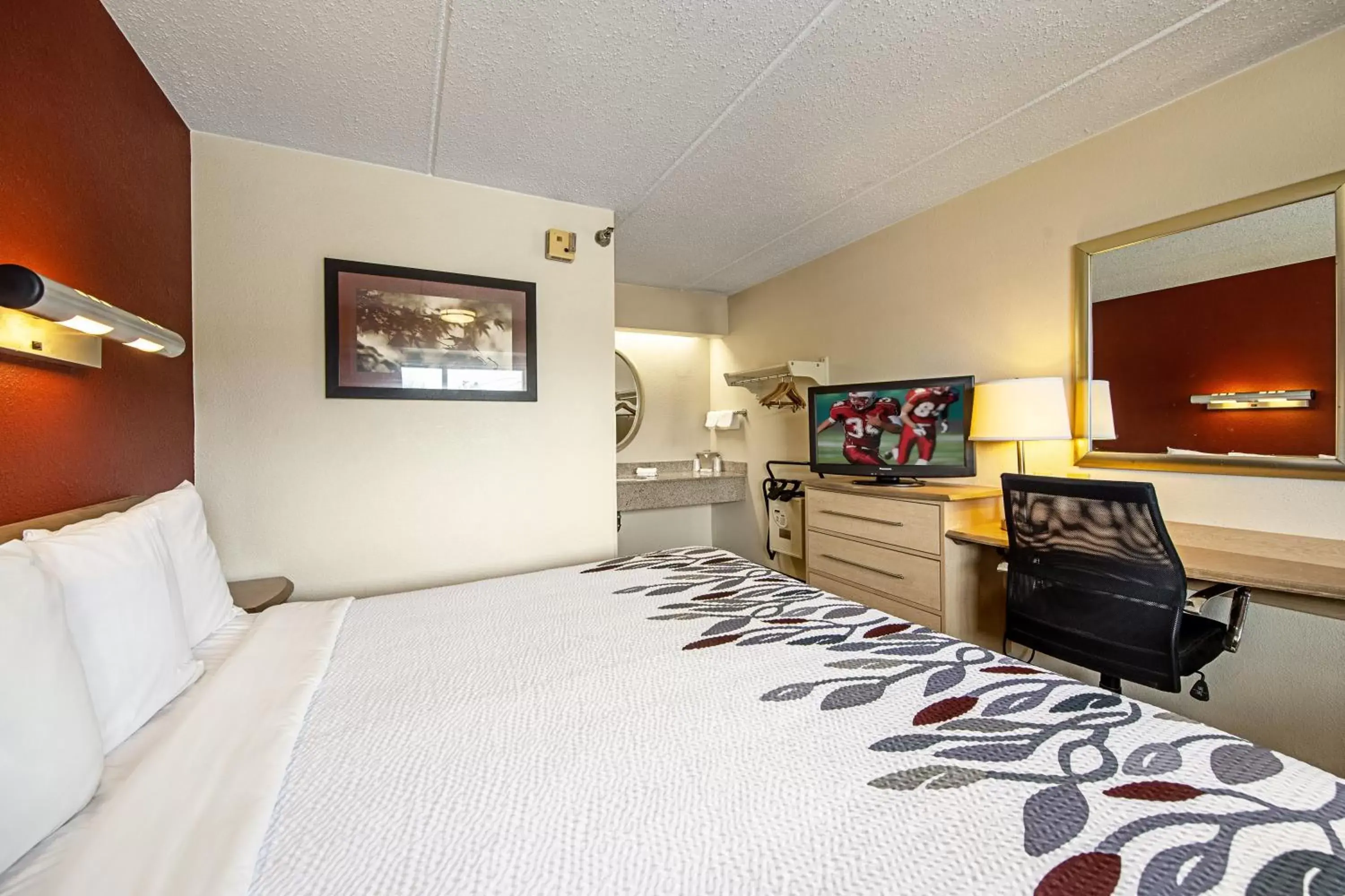 Bedroom, Bed in Red Roof Inn Washington DC - Laurel