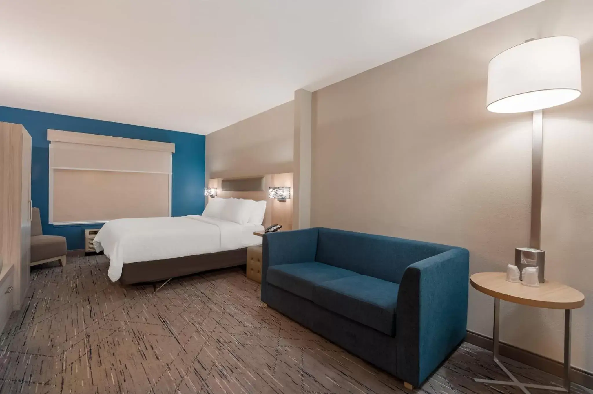 Photo of the whole room, Bed in Holiday Inn Express & Suites Lexington, an IHG Hotel