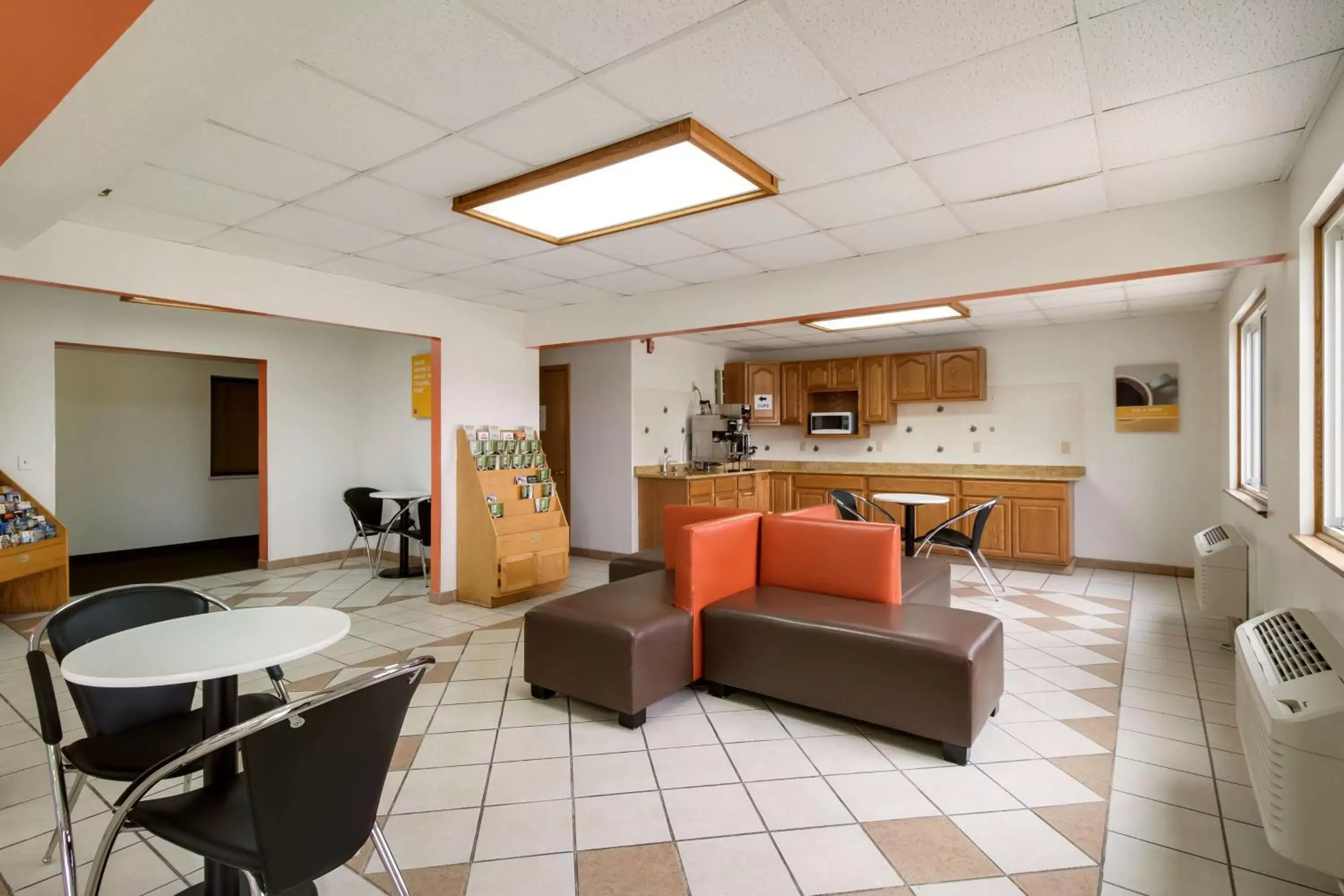 Lobby or reception, Seating Area in Motel 6-Davenport, IA