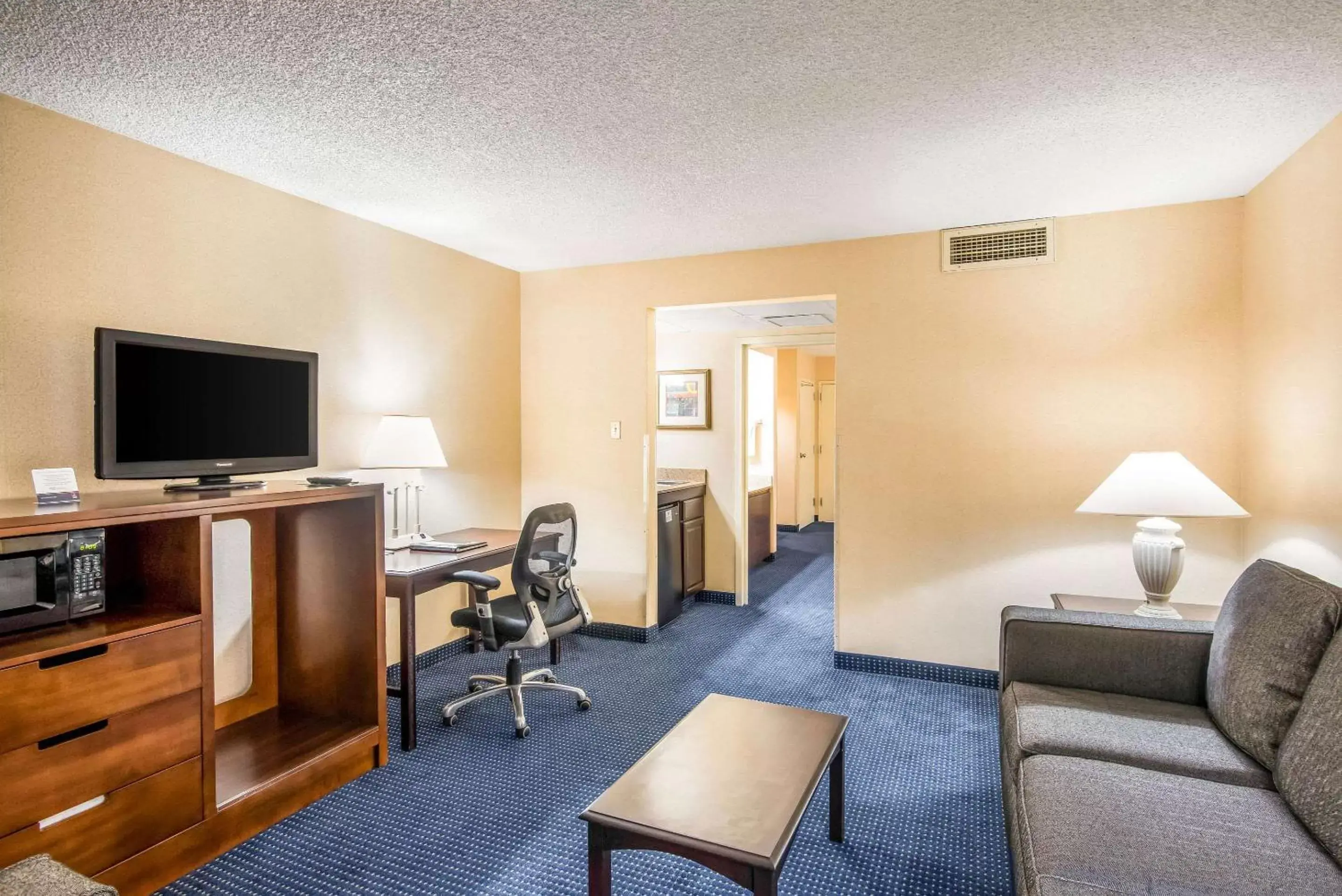 Photo of the whole room, Seating Area in Clarion Inn Grand Junction