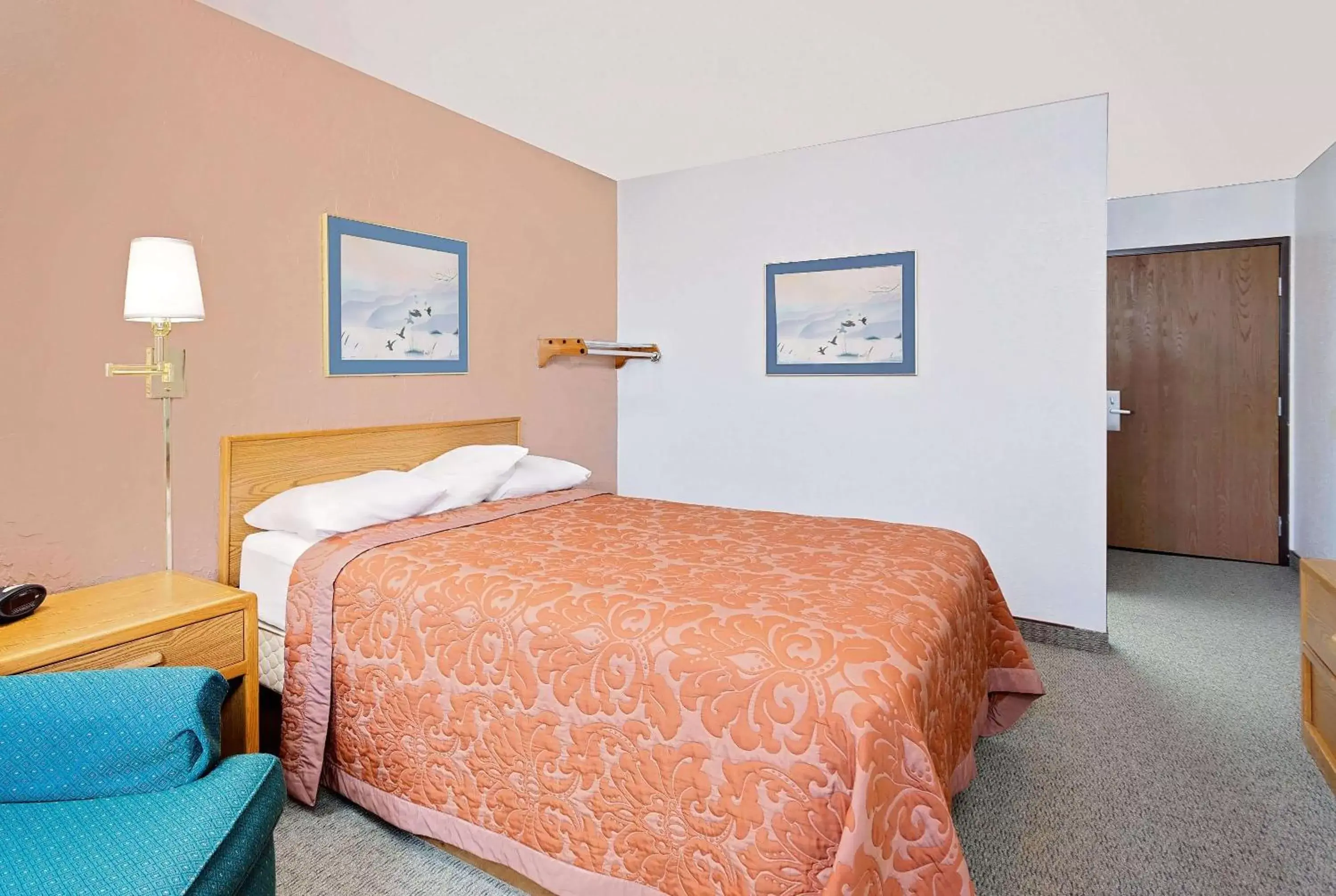 Photo of the whole room, Bed in Super 8 by Wyndham Cut Bank