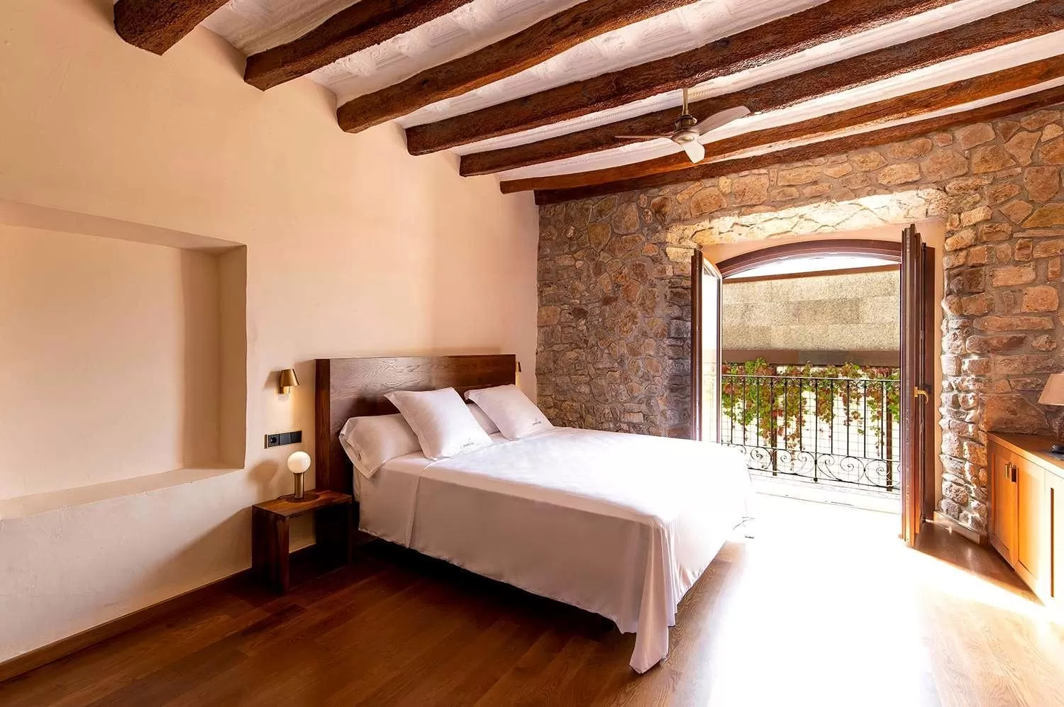 Bed in Hotel Montrubí 1771 - Slow Winery Hotel - Adults only