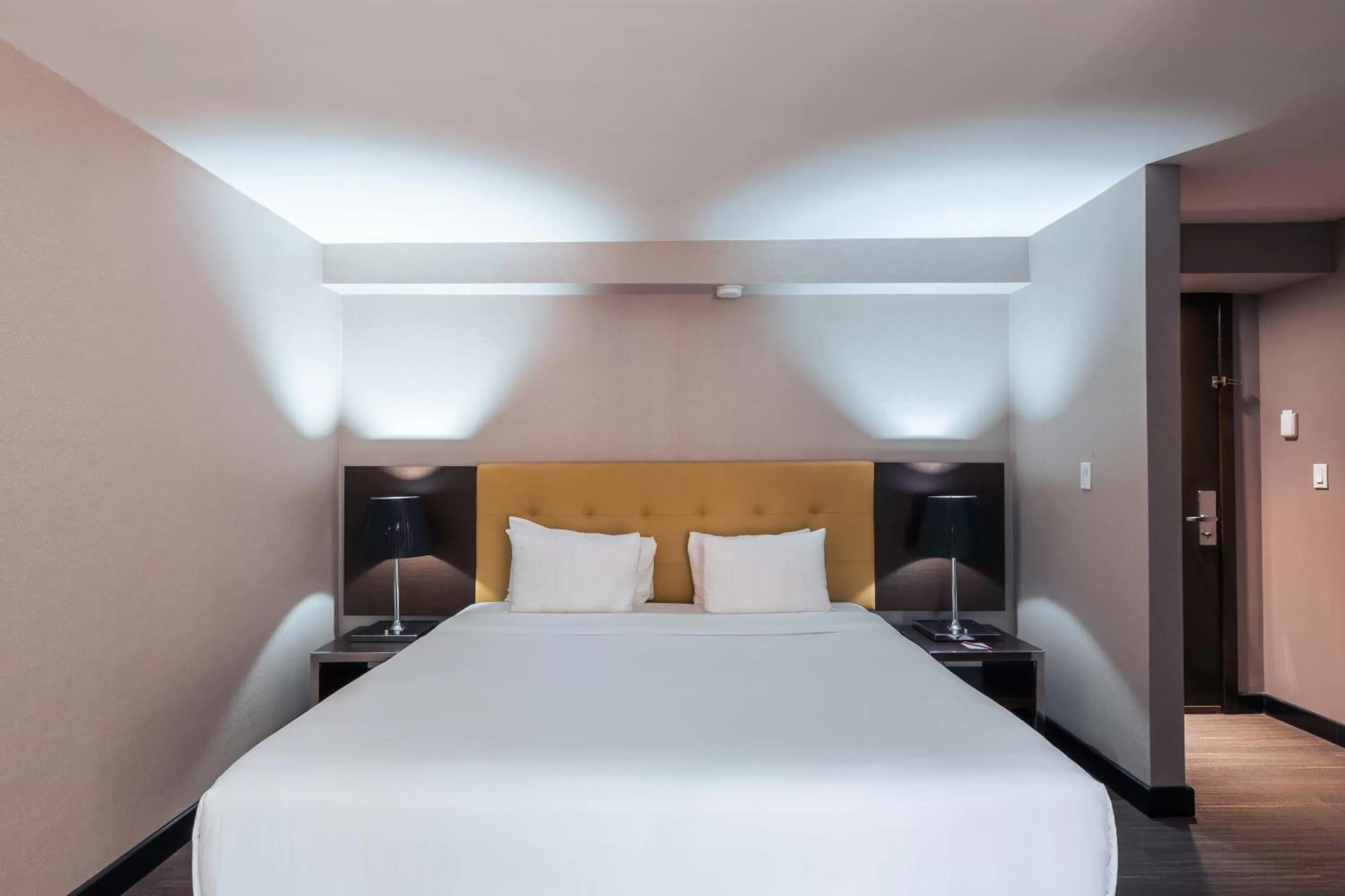 Photo of the whole room, Bed in Exe Oriental Panamá