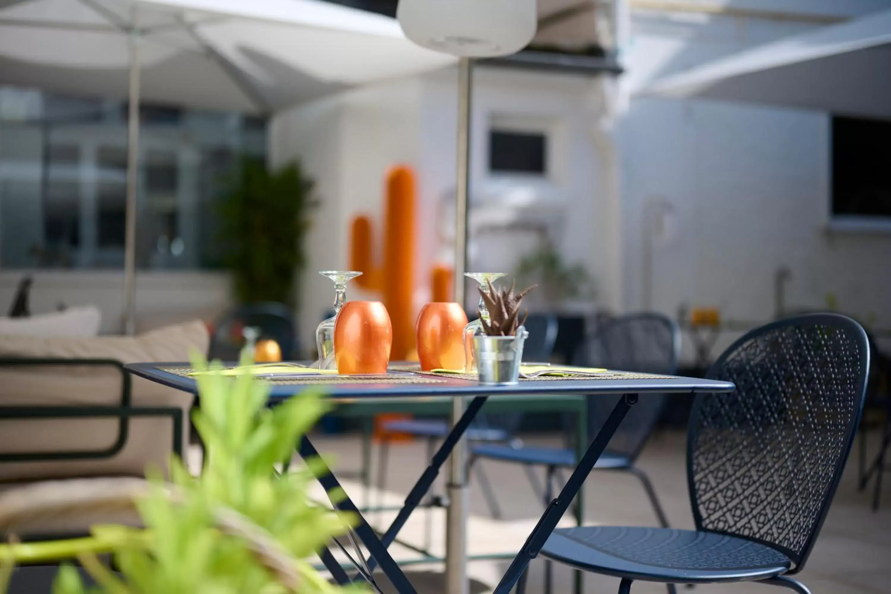 Patio in The Originals Boutique, Hôtel La Colonne de Bronze, Saint-Valéry-sur-Somme (Inter-Hotel)